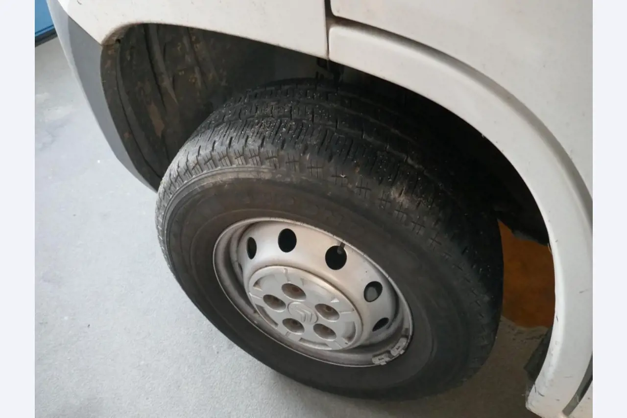 Medyczny sprzęt techniczny, wyposażenie sal operacyjnych, sterylne tace oraz sprzęt i meble szpitalne-14