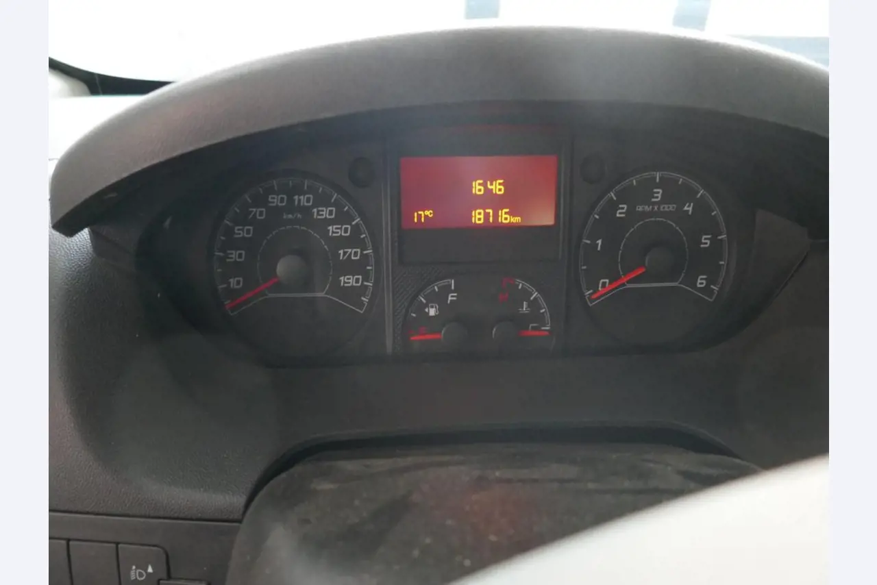 Medyczny sprzęt techniczny, wyposażenie sal operacyjnych, sterylne tace oraz sprzęt i meble szpitalne-15