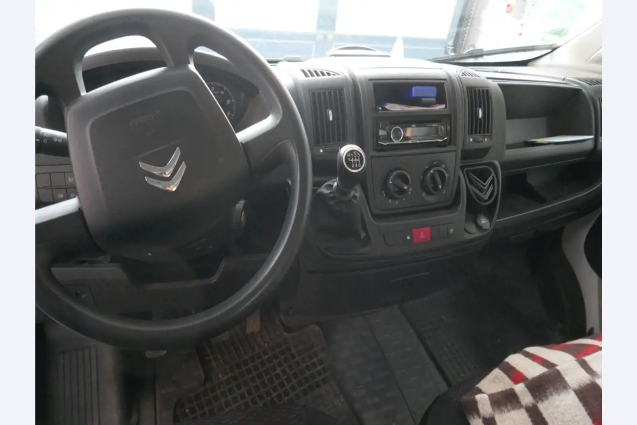 Medyczny sprzęt techniczny, wyposażenie sal operacyjnych, sterylne tace oraz sprzęt i meble szpitalne-2