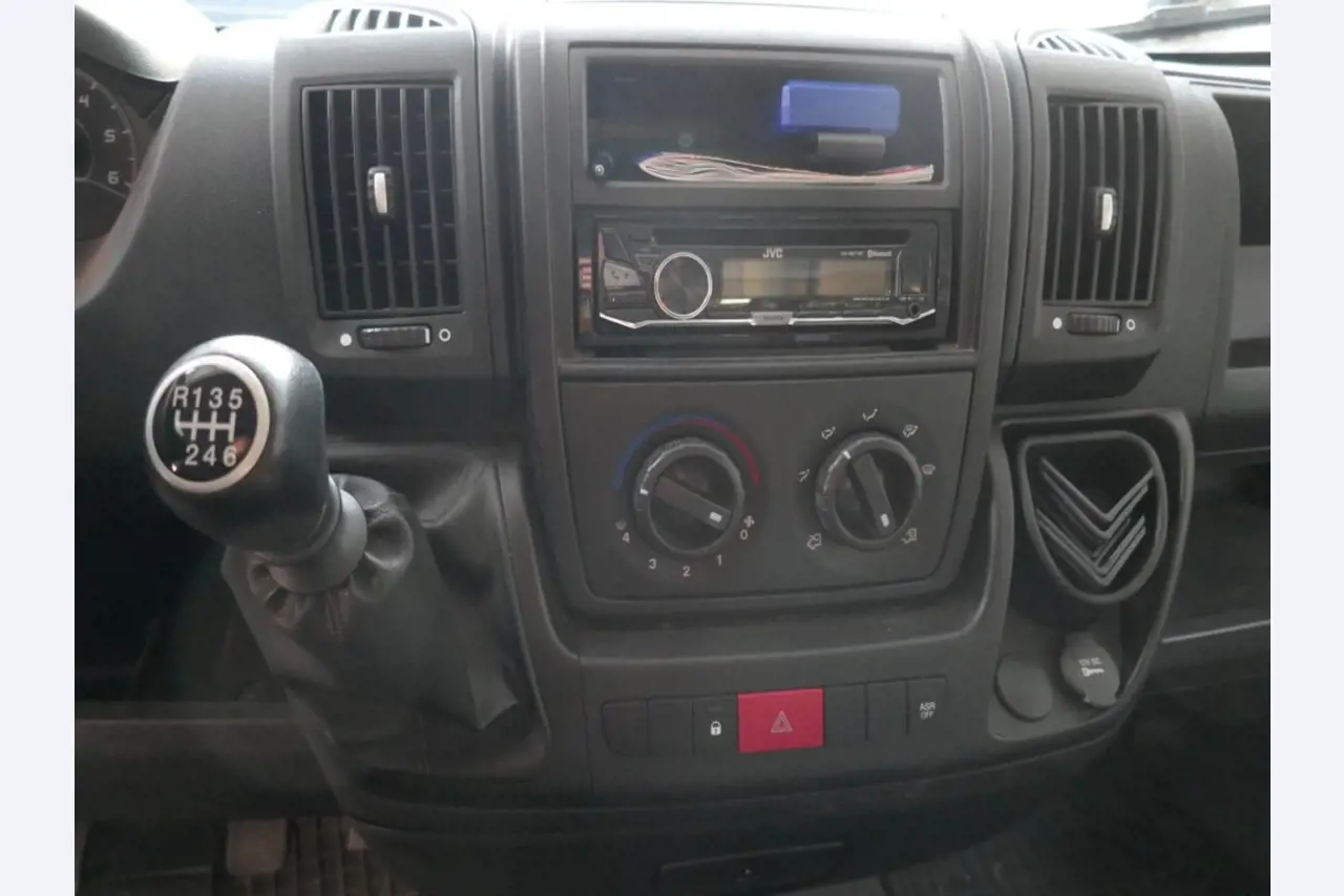 Medyczny sprzęt techniczny, wyposażenie sal operacyjnych, sterylne tace oraz sprzęt i meble szpitalne-3