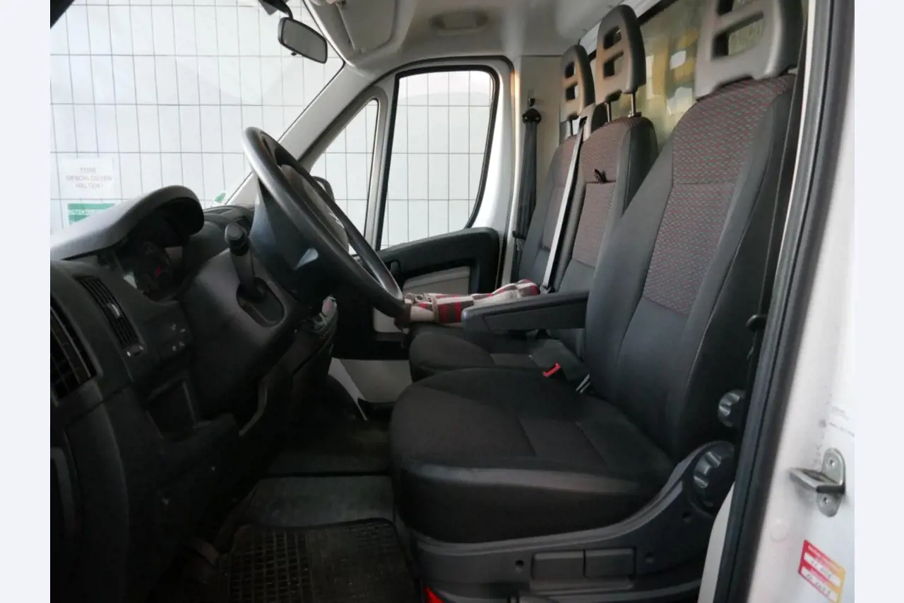 Medyczny sprzęt techniczny, wyposażenie sal operacyjnych, sterylne tace oraz sprzęt i meble szpitalne-4