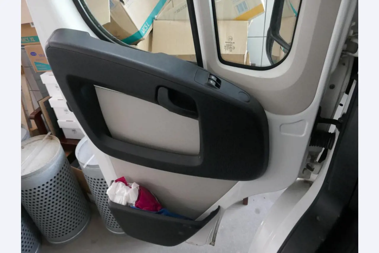 Medyczny sprzęt techniczny, wyposażenie sal operacyjnych, sterylne tace oraz sprzęt i meble szpitalne-5