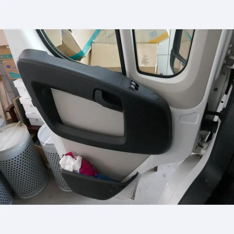 Medyczny sprzęt techniczny, wyposażenie sal operacyjnych, sterylne tace oraz sprzęt i meble szpitalne-5