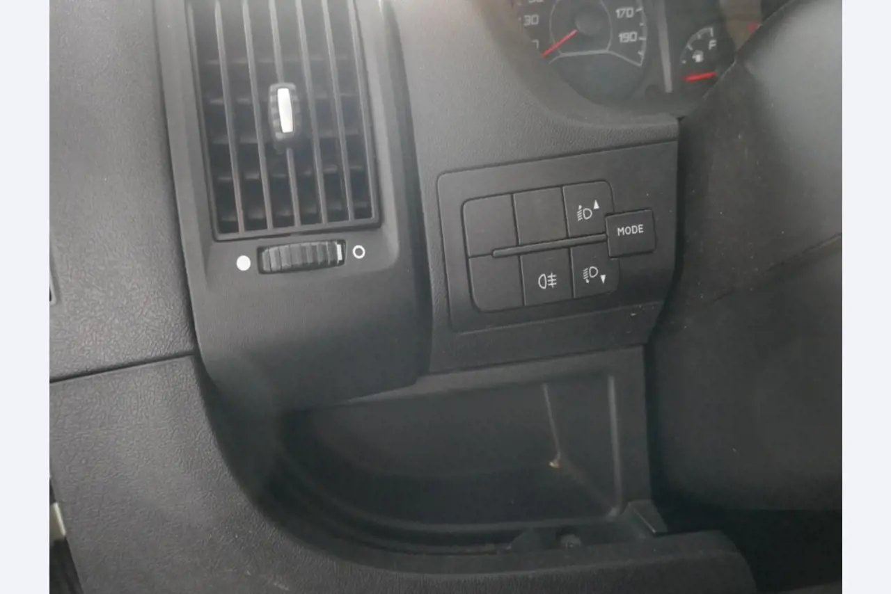 Medyczny sprzęt techniczny, wyposażenie sal operacyjnych, sterylne tace oraz sprzęt i meble szpitalne-6