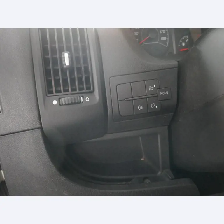 Medyczny sprzęt techniczny, wyposażenie sal operacyjnych, sterylne tace oraz sprzęt i meble szpitalne-6