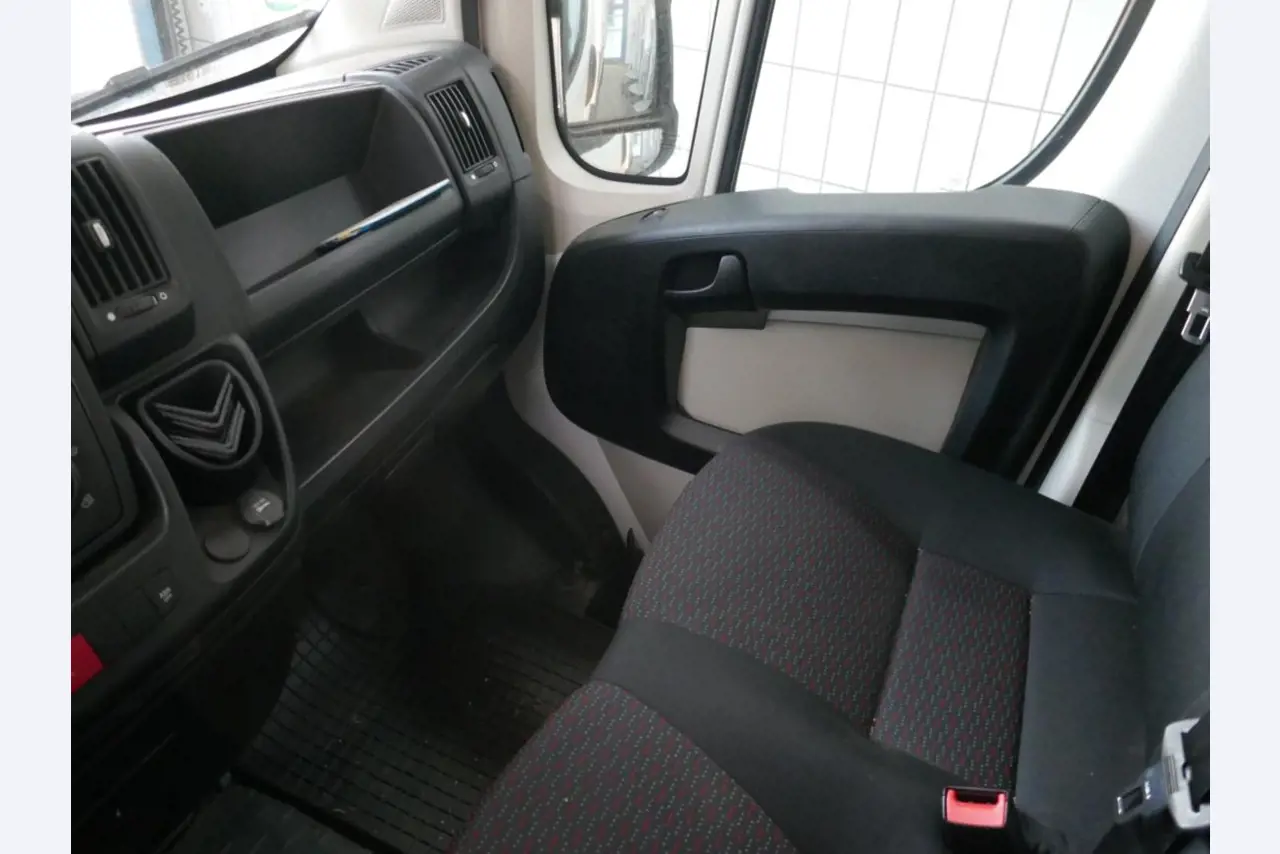 Medyczny sprzęt techniczny, wyposażenie sal operacyjnych, sterylne tace oraz sprzęt i meble szpitalne-7