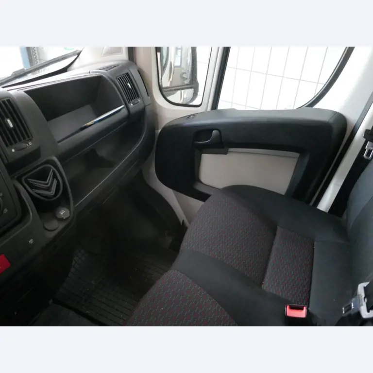 Medyczny sprzęt techniczny, wyposażenie sal operacyjnych, sterylne tace oraz sprzęt i meble szpitalne-7