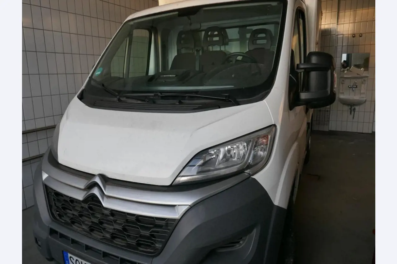 Medyczny sprzęt techniczny, wyposażenie sal operacyjnych, sterylne tace oraz sprzęt i meble szpitalne-8