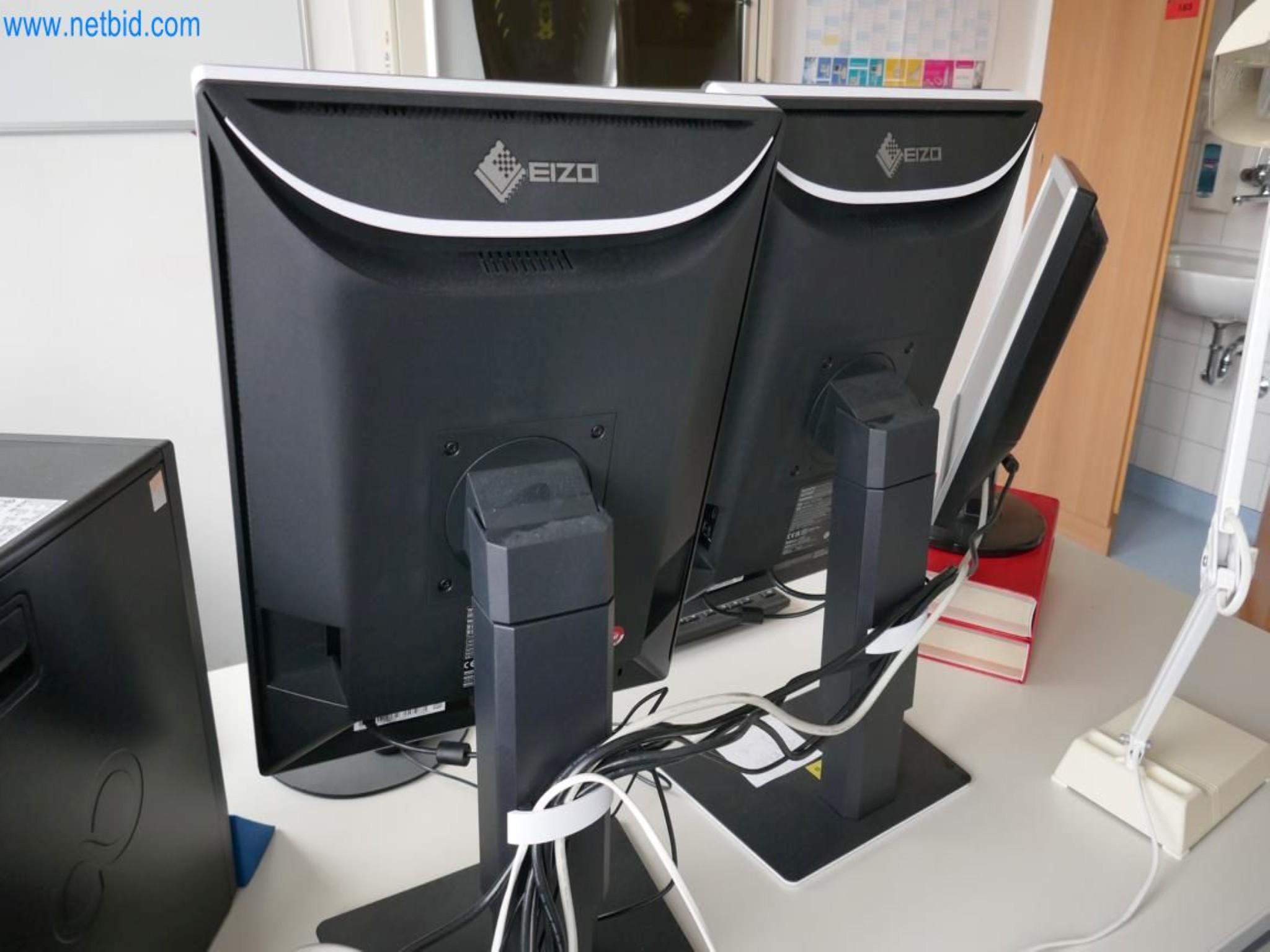 Medyczny sprzęt techniczny, wyposażenie sal operacyjnych, sterylne tace oraz sprzęt i meble szpitalne-3