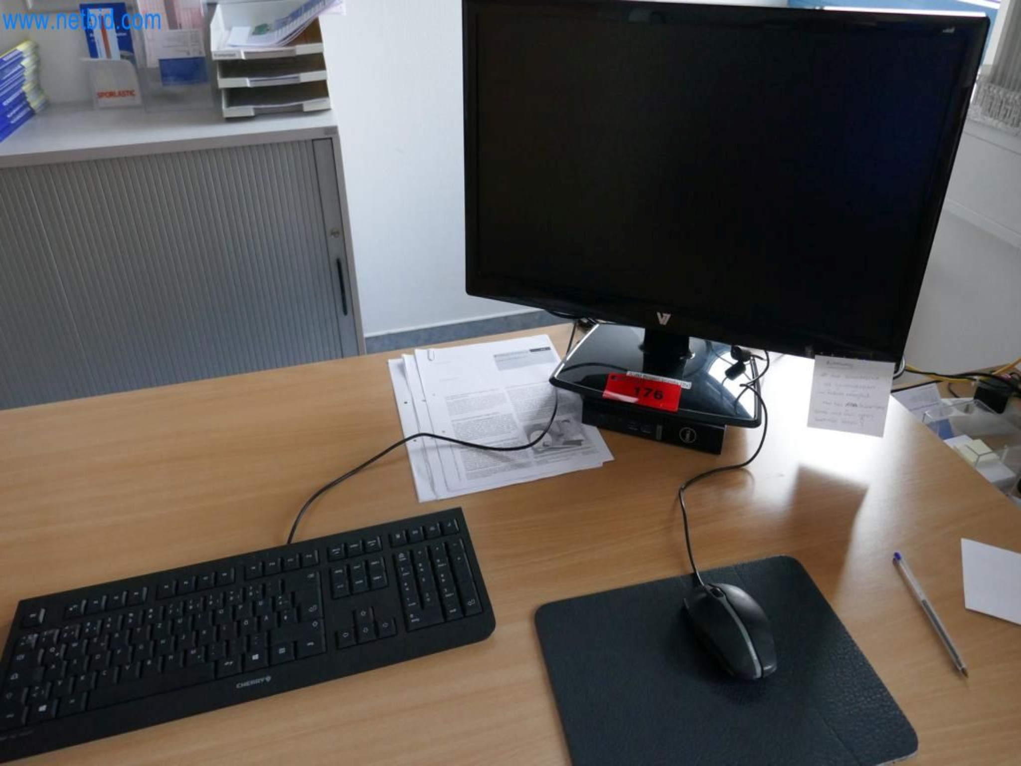 Medyczny sprzęt techniczny, wyposażenie sal operacyjnych, sterylne tace oraz sprzęt i meble szpitalne-1