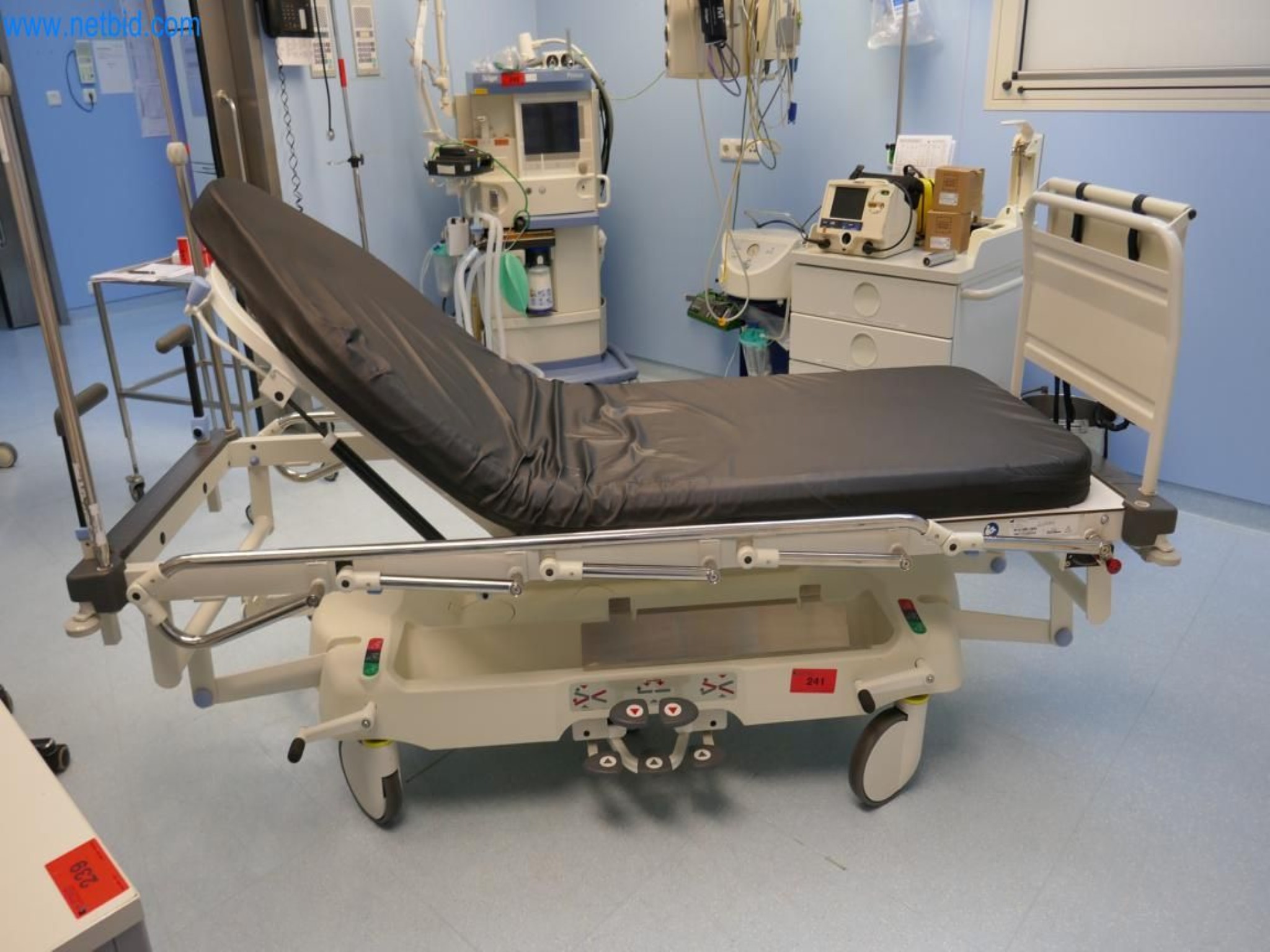 Medyczny sprzęt techniczny, wyposażenie sal operacyjnych, sterylne tace oraz sprzęt i meble szpitalne-1