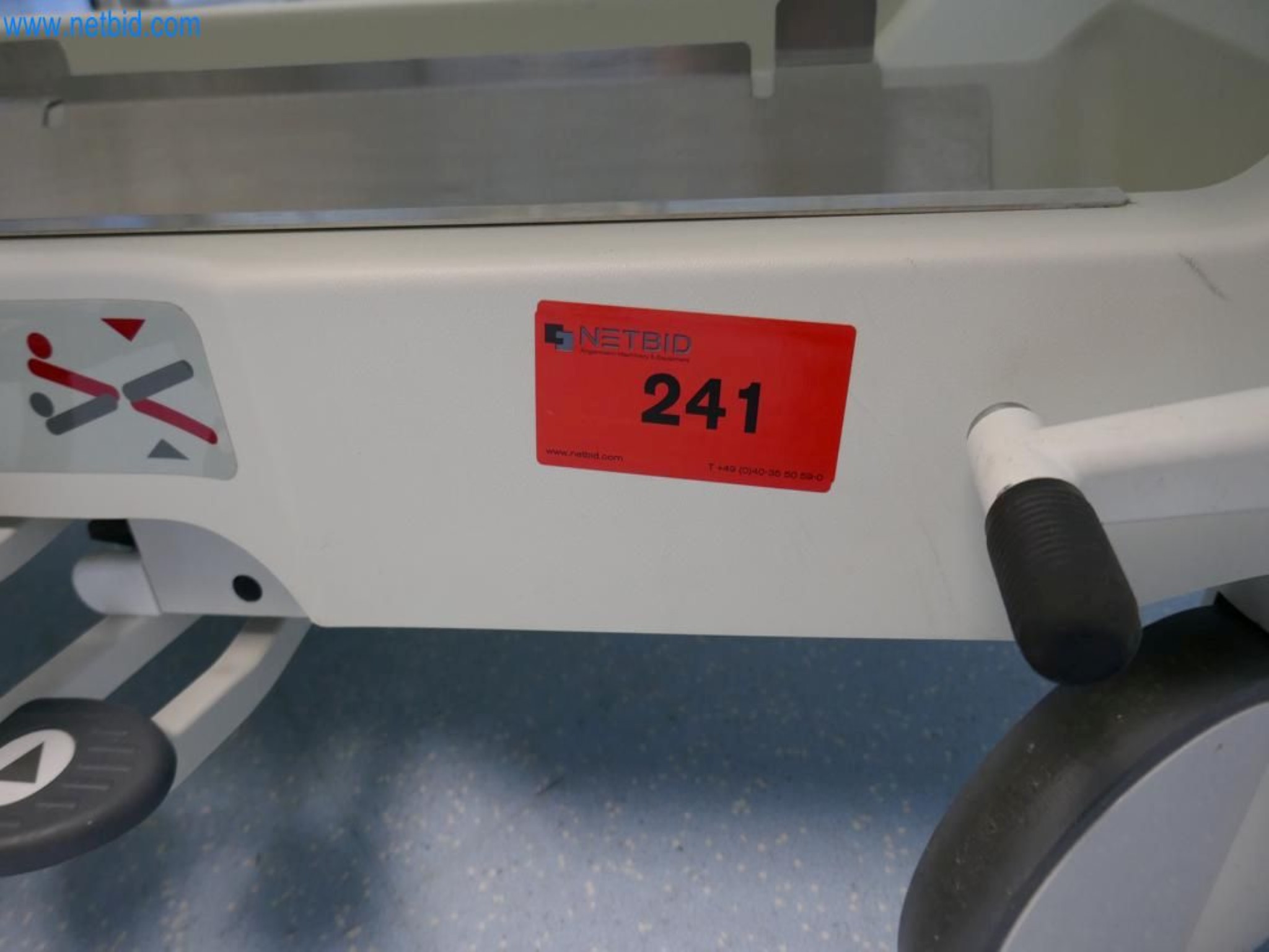 Medyczny sprzęt techniczny, wyposażenie sal operacyjnych, sterylne tace oraz sprzęt i meble szpitalne-3