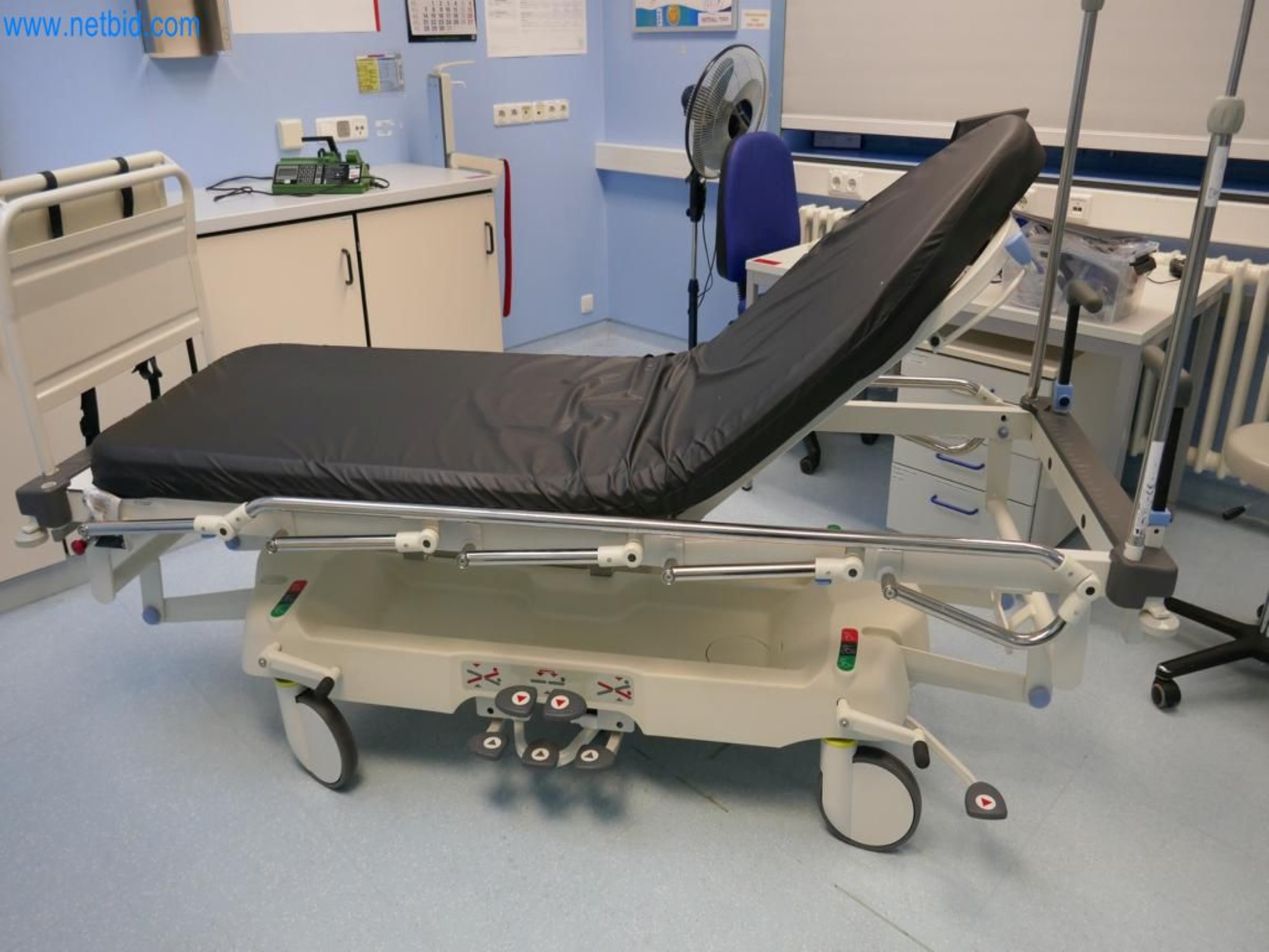 Medyczny sprzęt techniczny, wyposażenie sal operacyjnych, sterylne tace oraz sprzęt i meble szpitalne-4