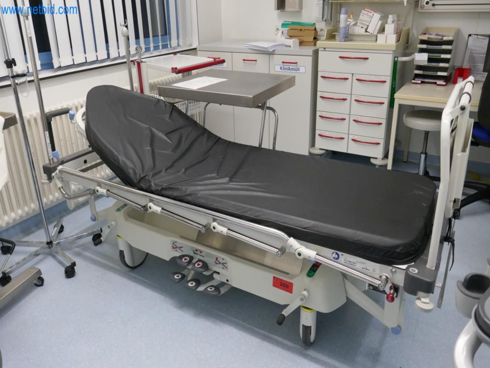 Medyczny sprzęt techniczny, wyposażenie sal operacyjnych, sterylne tace oraz sprzęt i meble szpitalne-1