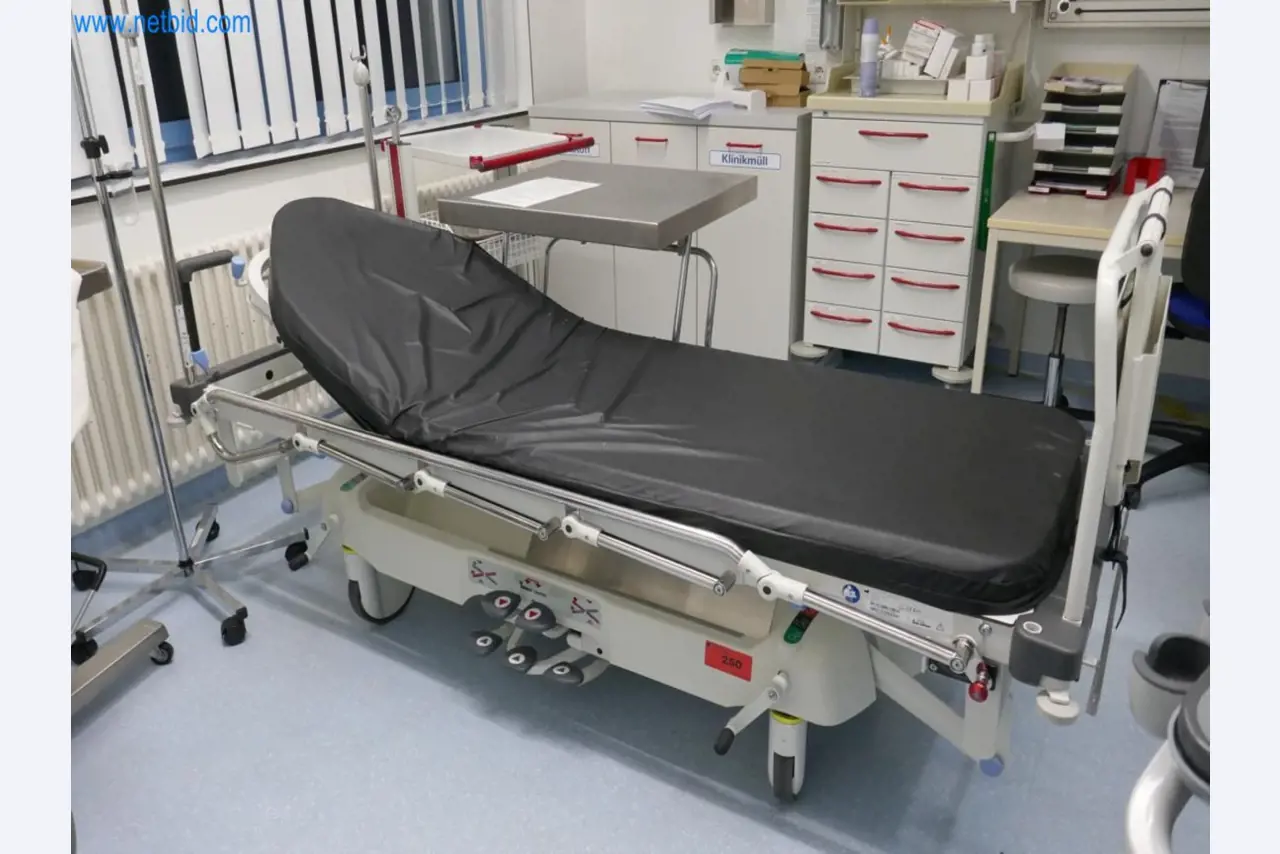 Medyczny sprzęt techniczny, wyposażenie sal operacyjnych, sterylne tace oraz sprzęt i meble szpitalne-1