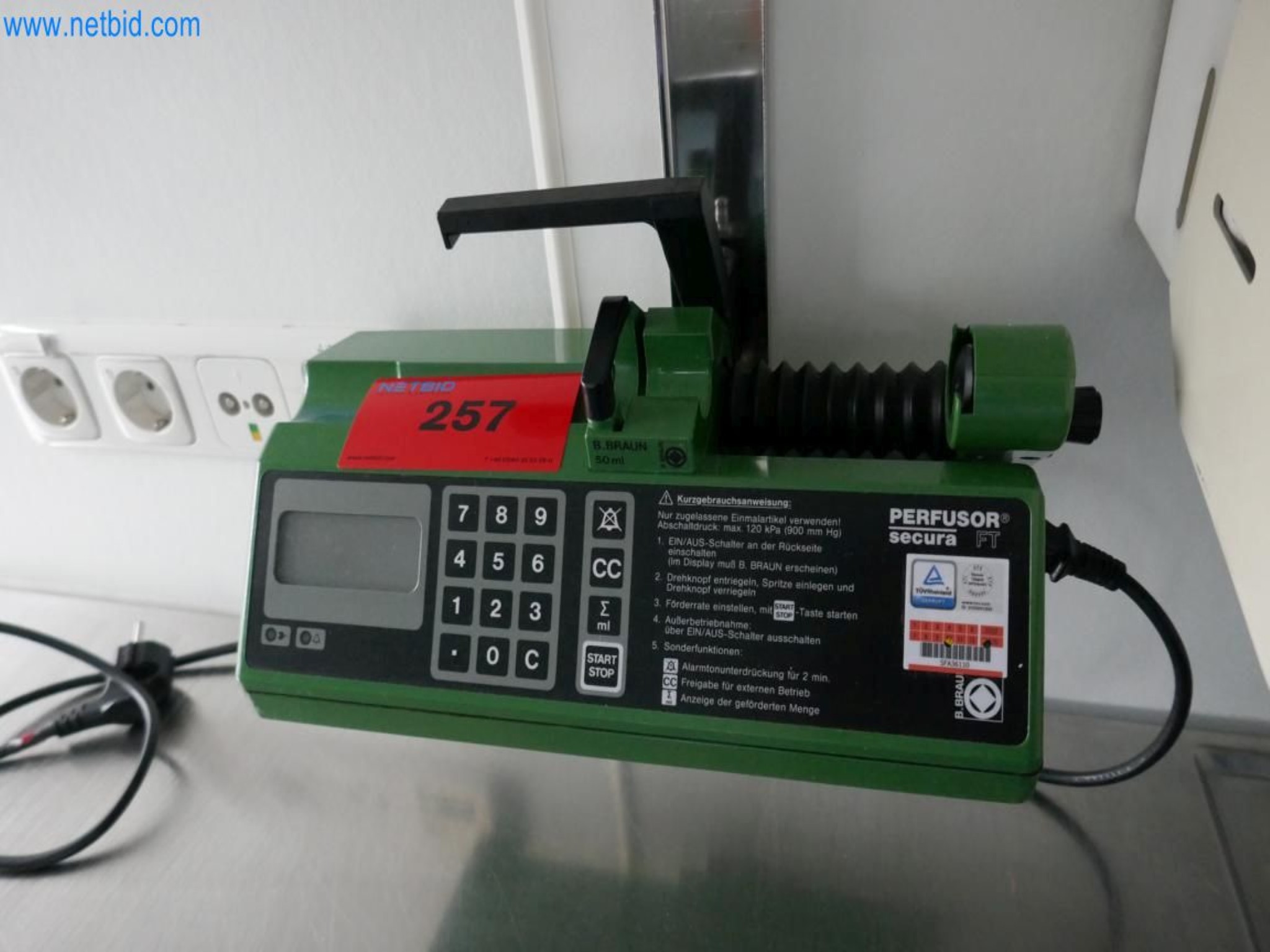 Medizinisch technische Geräte, OP-Einrichtung, Steri-Siebe sowie Einrichtung und Mobiliar eines Krankenhauses-1