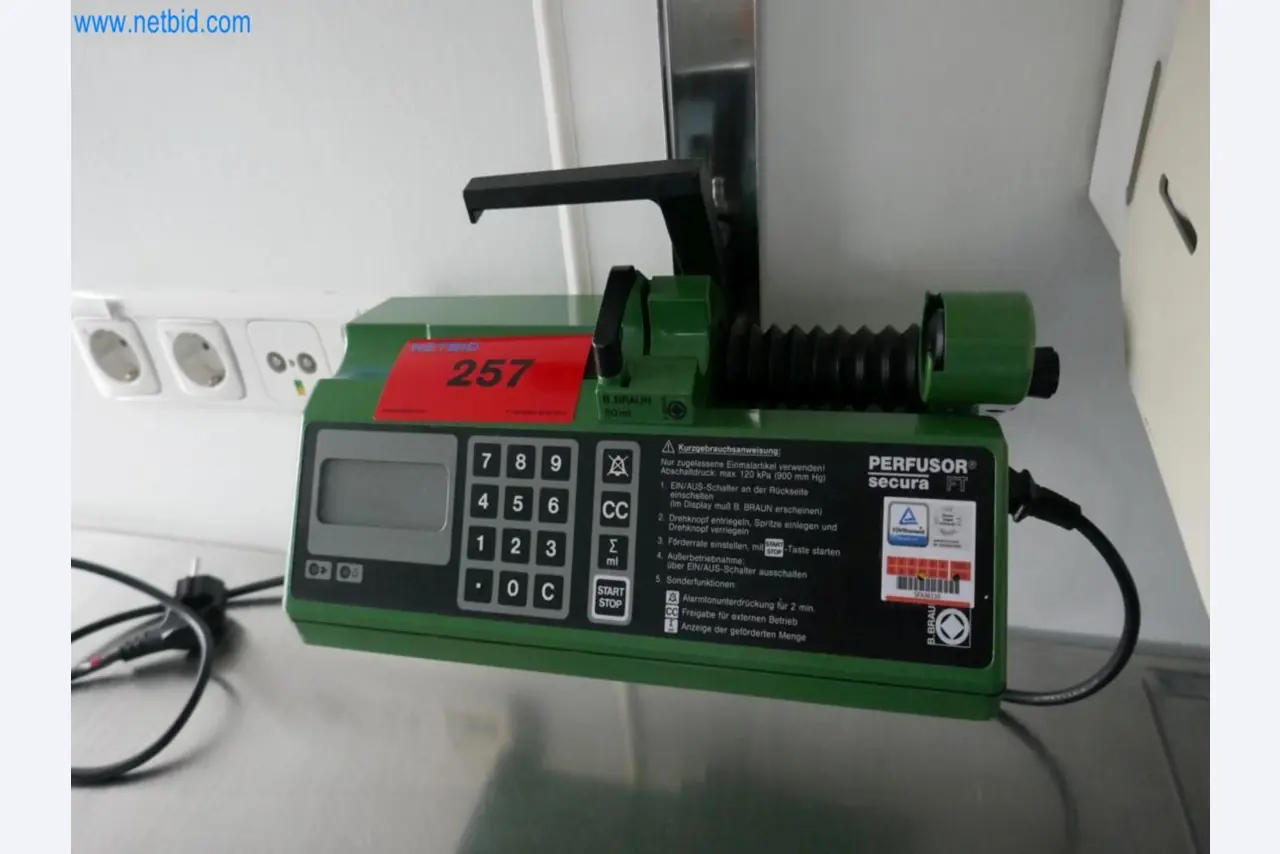 Medizinisch technische Geräte, OP-Einrichtung, Steri-Siebe sowie Einrichtung und Mobiliar eines Krankenhauses-1