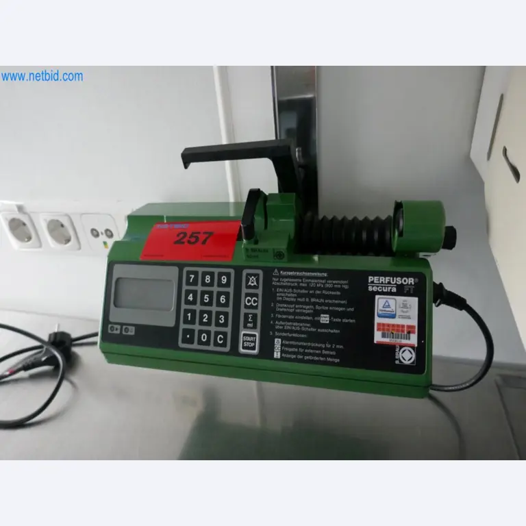 Medizinisch technische Geräte, OP-Einrichtung, Steri-Siebe sowie Einrichtung und Mobiliar eines Krankenhauses-1