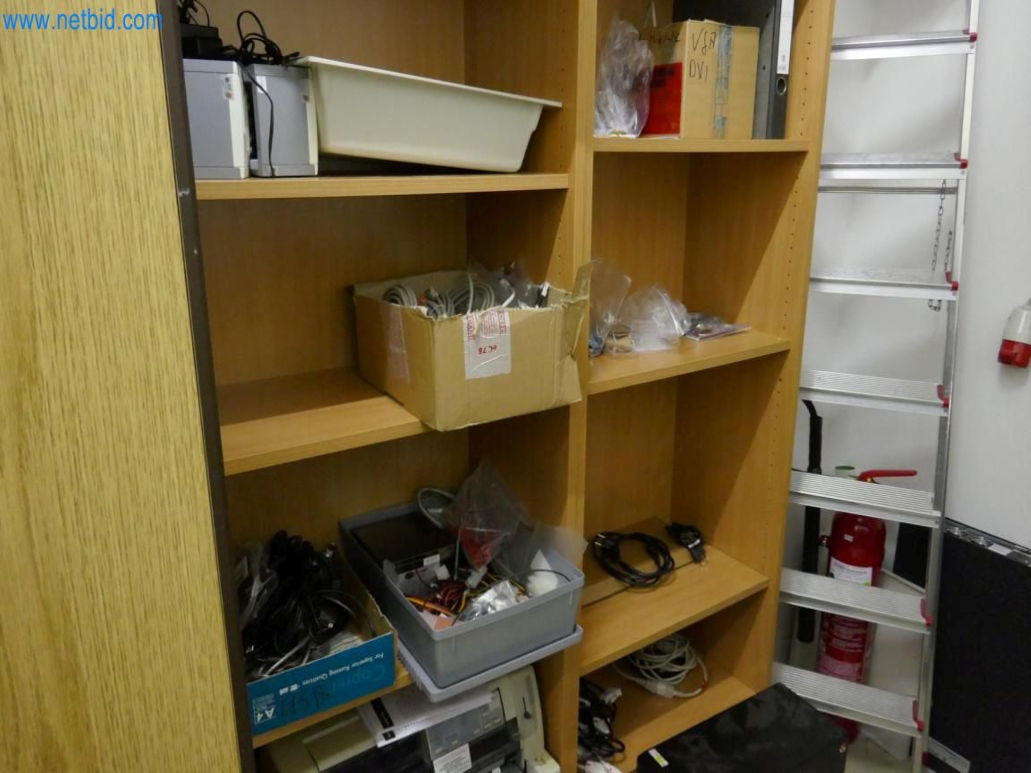 Medyczny sprzęt techniczny, wyposażenie sal operacyjnych, sterylne tace oraz sprzęt i meble szpitalne-4