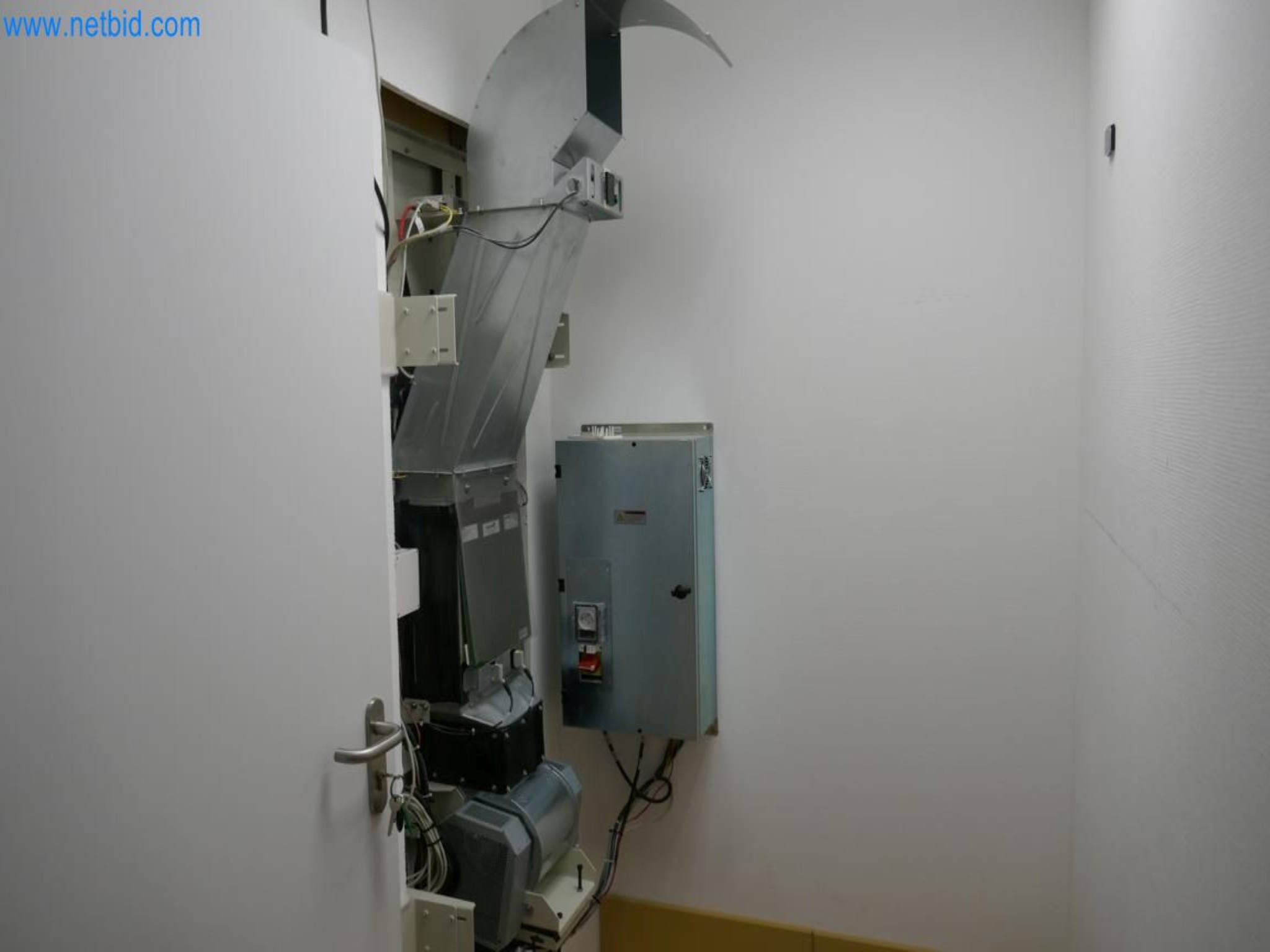 Medyczny sprzęt techniczny, wyposażenie sal operacyjnych, sterylne tace oraz sprzęt i meble szpitalne-6