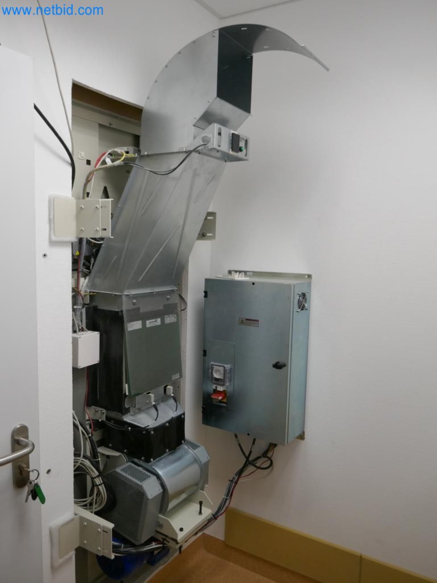 Medyczny sprzęt techniczny, wyposażenie sal operacyjnych, sterylne tace oraz sprzęt i meble szpitalne-7