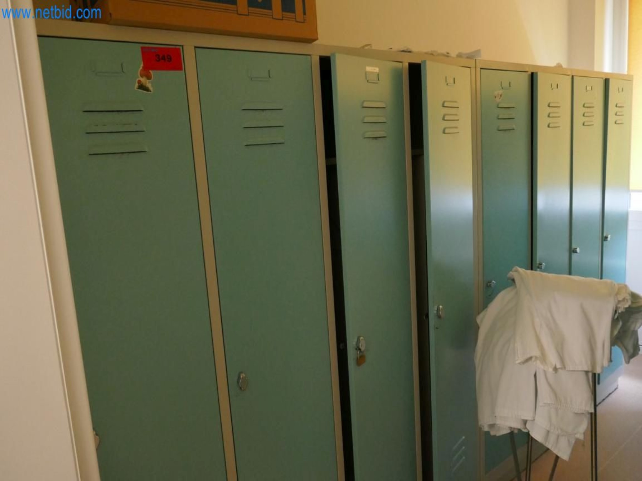 Medyczny sprzęt techniczny, wyposażenie sal operacyjnych, sterylne tace oraz sprzęt i meble szpitalne-1