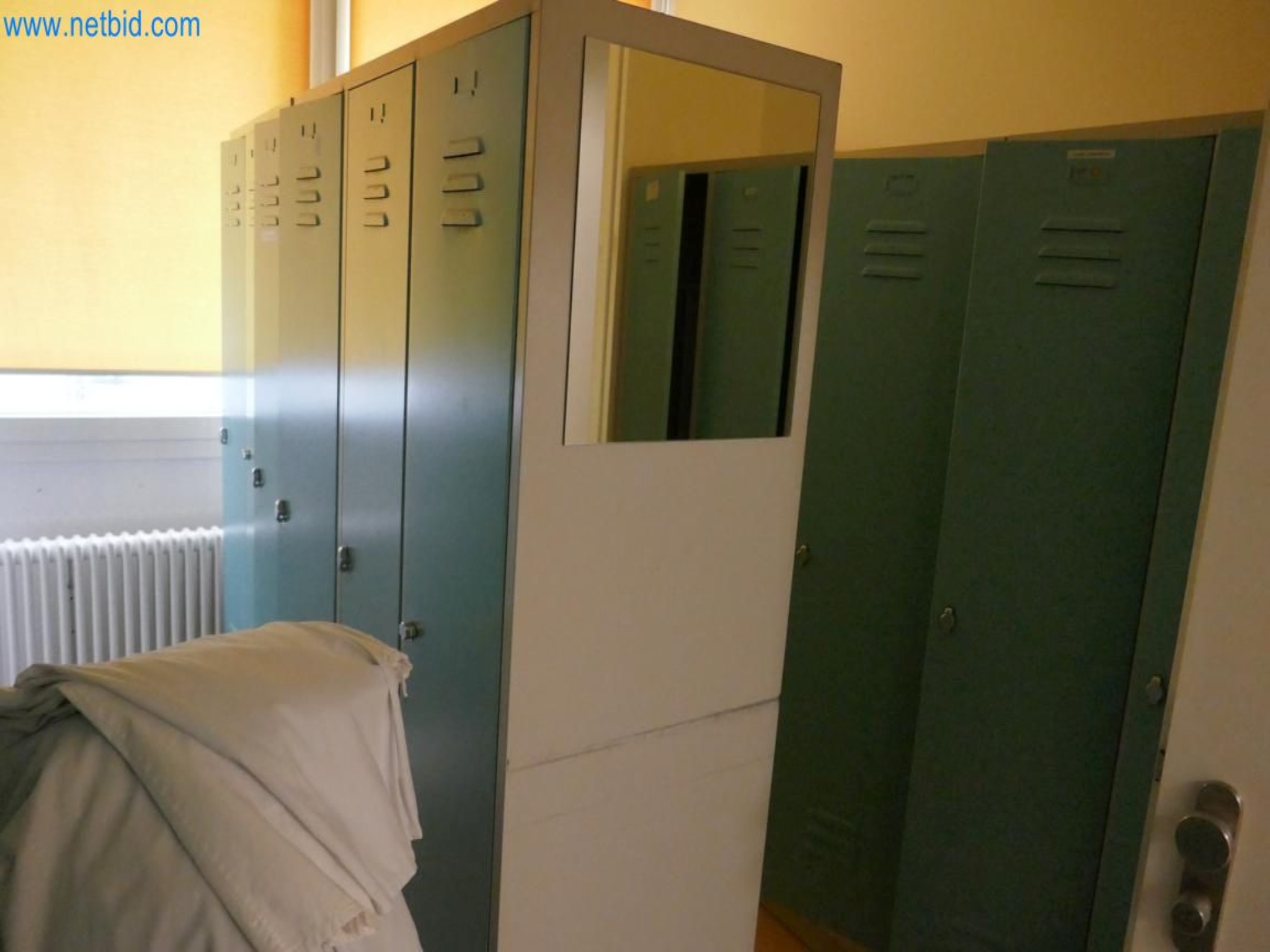 Medyczny sprzęt techniczny, wyposażenie sal operacyjnych, sterylne tace oraz sprzęt i meble szpitalne-2