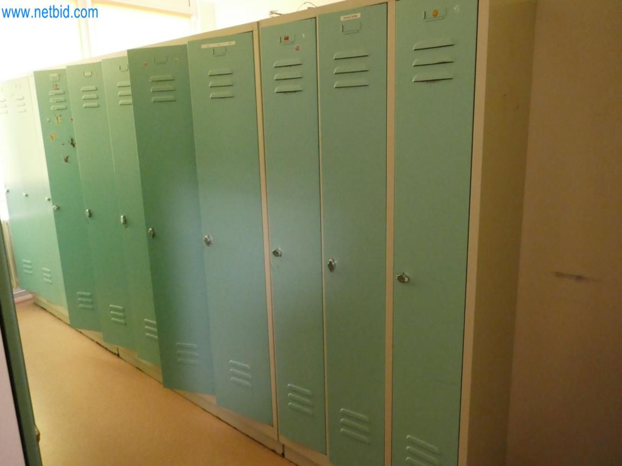 Medyczny sprzęt techniczny, wyposażenie sal operacyjnych, sterylne tace oraz sprzęt i meble szpitalne-4