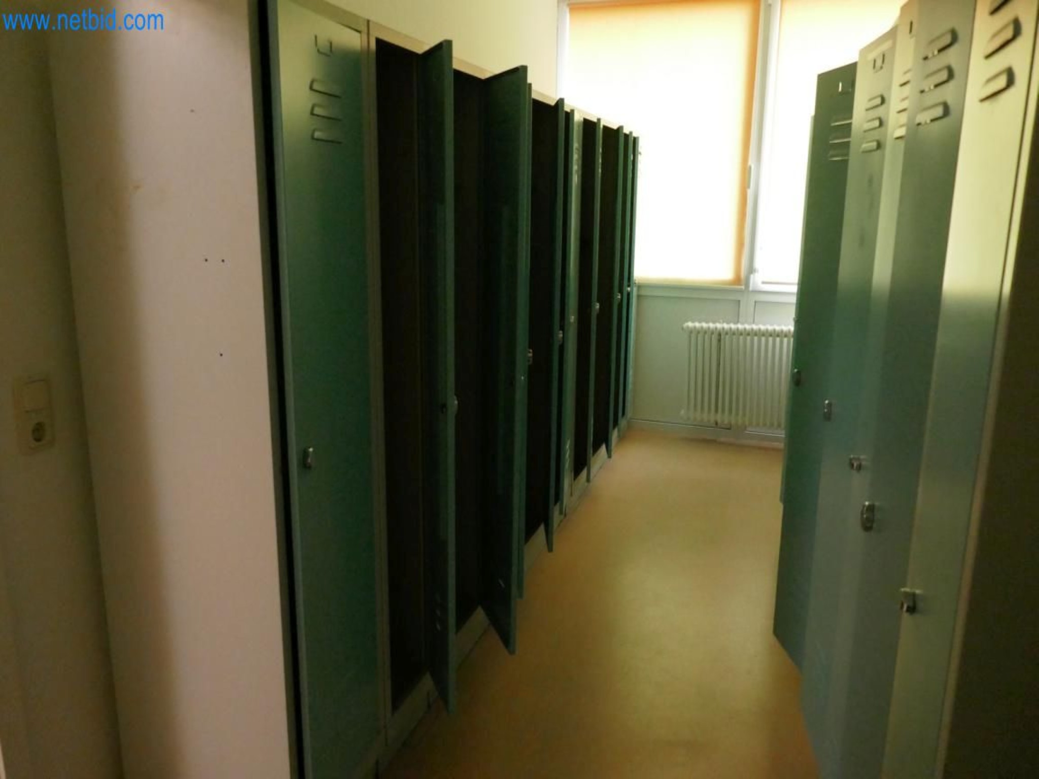 Medyczny sprzęt techniczny, wyposażenie sal operacyjnych, sterylne tace oraz sprzęt i meble szpitalne-5