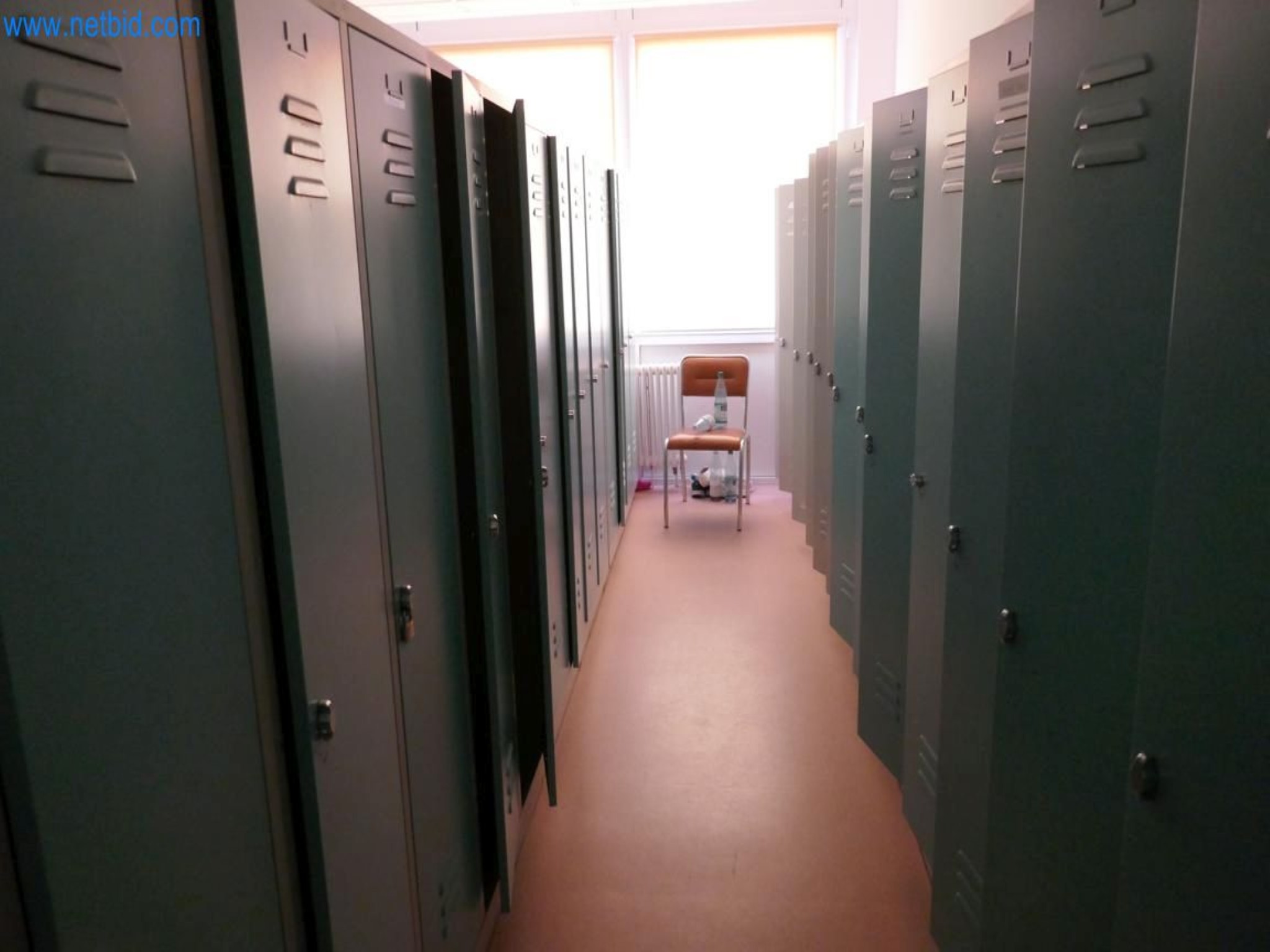 Medyczny sprzęt techniczny, wyposażenie sal operacyjnych, sterylne tace oraz sprzęt i meble szpitalne-6