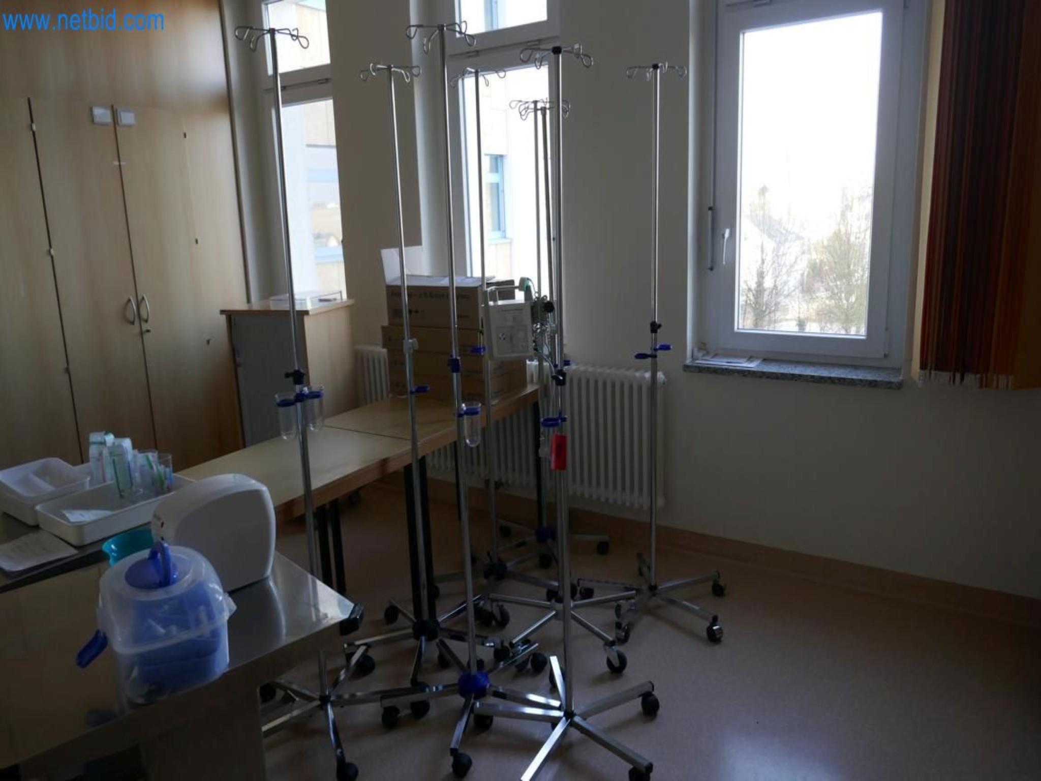 Medizinisch technische Geräte, OP-Einrichtung, Steri-Siebe sowie Einrichtung und Mobiliar eines Krankenhauses-1