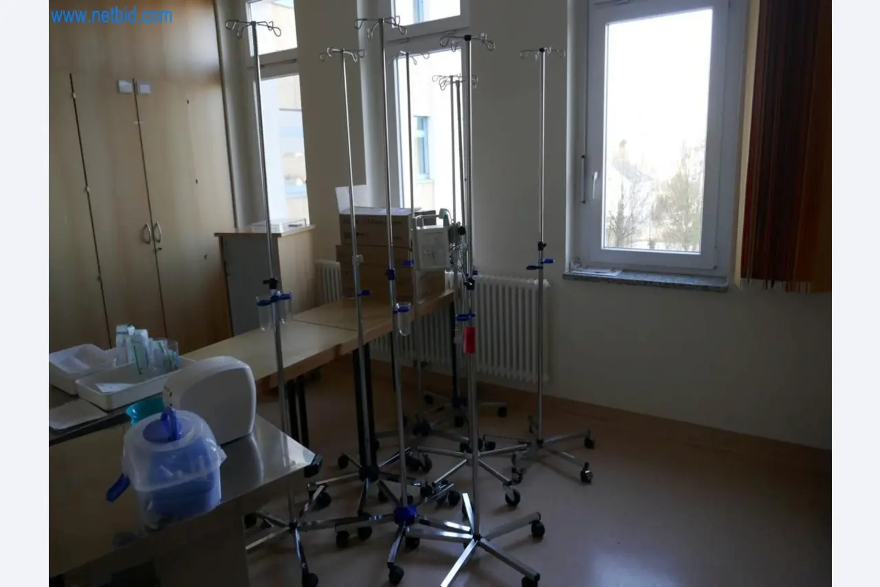 Medizinisch technische Geräte, OP-Einrichtung, Steri-Siebe sowie Einrichtung und Mobiliar eines Krankenhauses-1