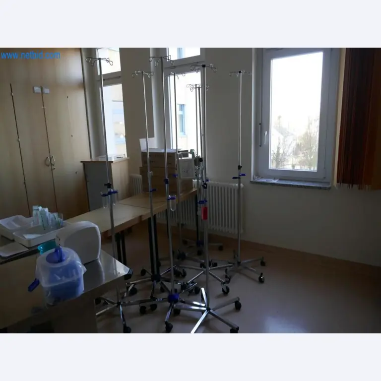 Medizinisch technische Geräte, OP-Einrichtung, Steri-Siebe sowie Einrichtung und Mobiliar eines Krankenhauses-1