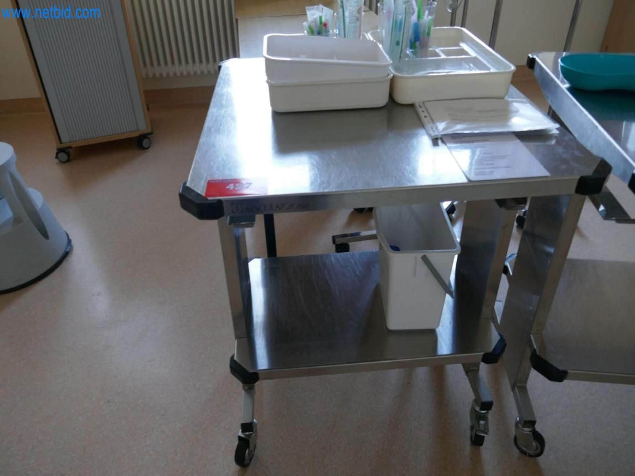 Medyczny sprzęt techniczny, wyposażenie sal operacyjnych, sterylne tace oraz sprzęt i meble szpitalne-1