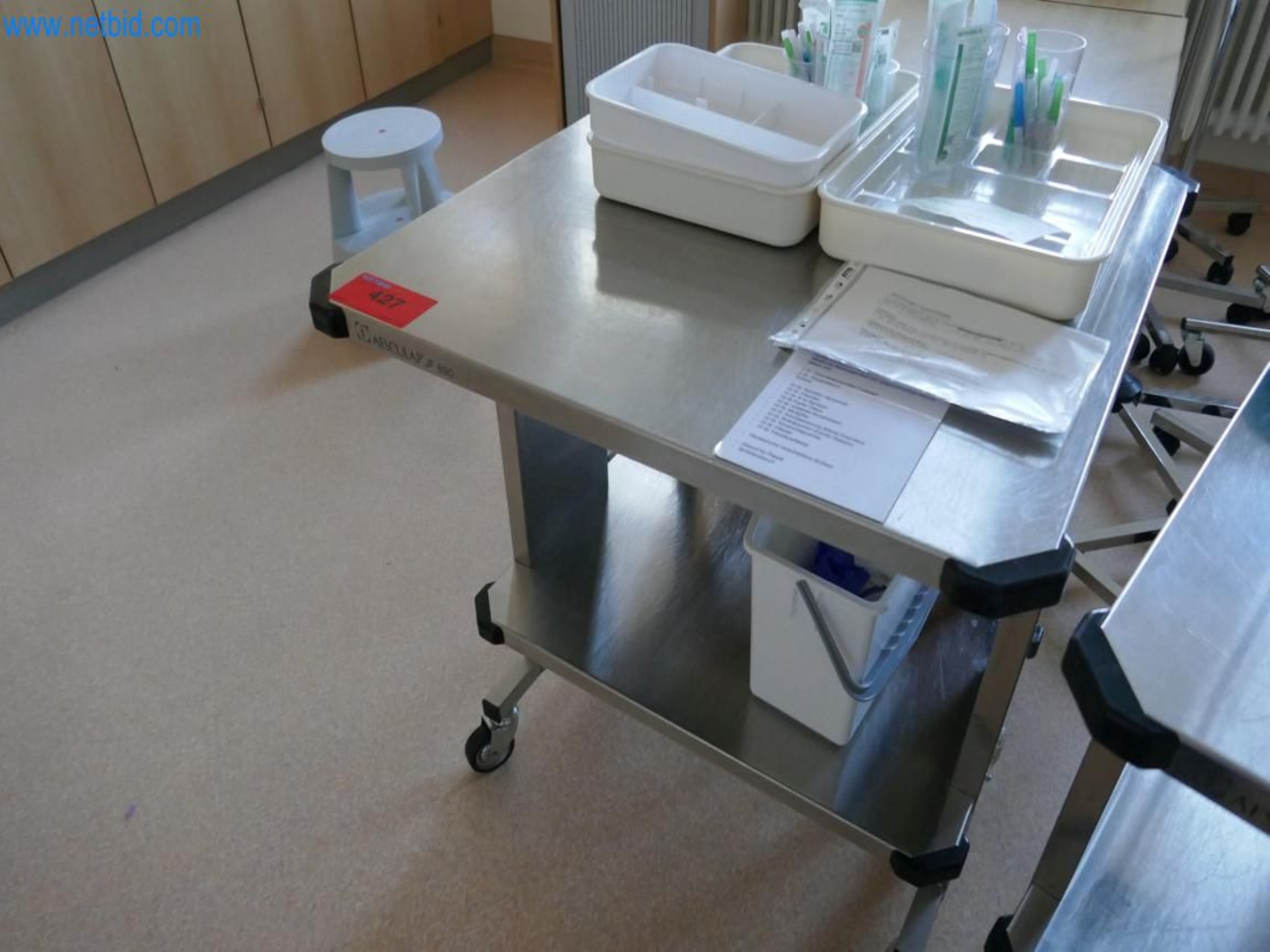 Medyczny sprzęt techniczny, wyposażenie sal operacyjnych, sterylne tace oraz sprzęt i meble szpitalne-2