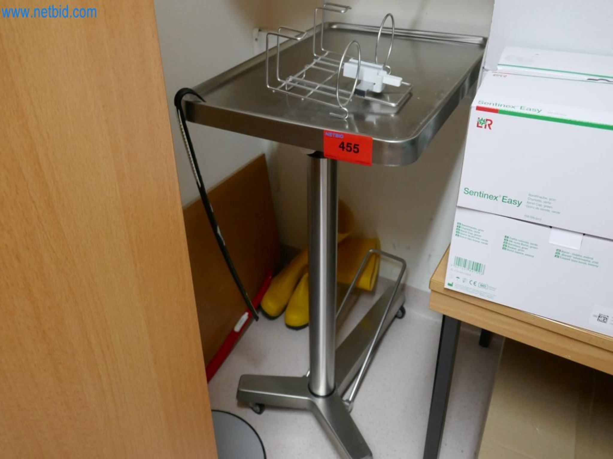 Medyczny sprzęt techniczny, wyposażenie sal operacyjnych, sterylne tace oraz sprzęt i meble szpitalne-1