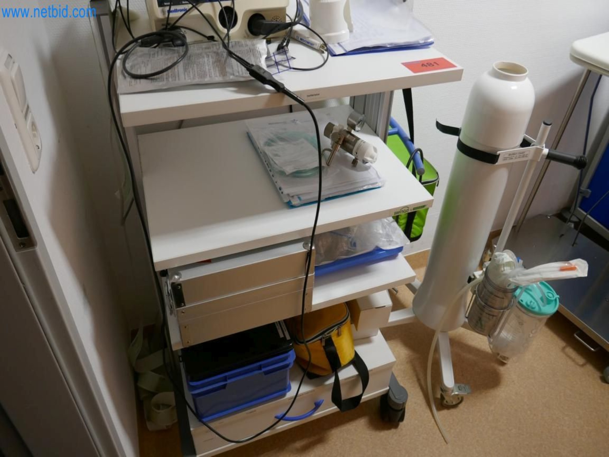 Medyczny sprzęt techniczny, wyposażenie sal operacyjnych, sterylne tace oraz sprzęt i meble szpitalne-1