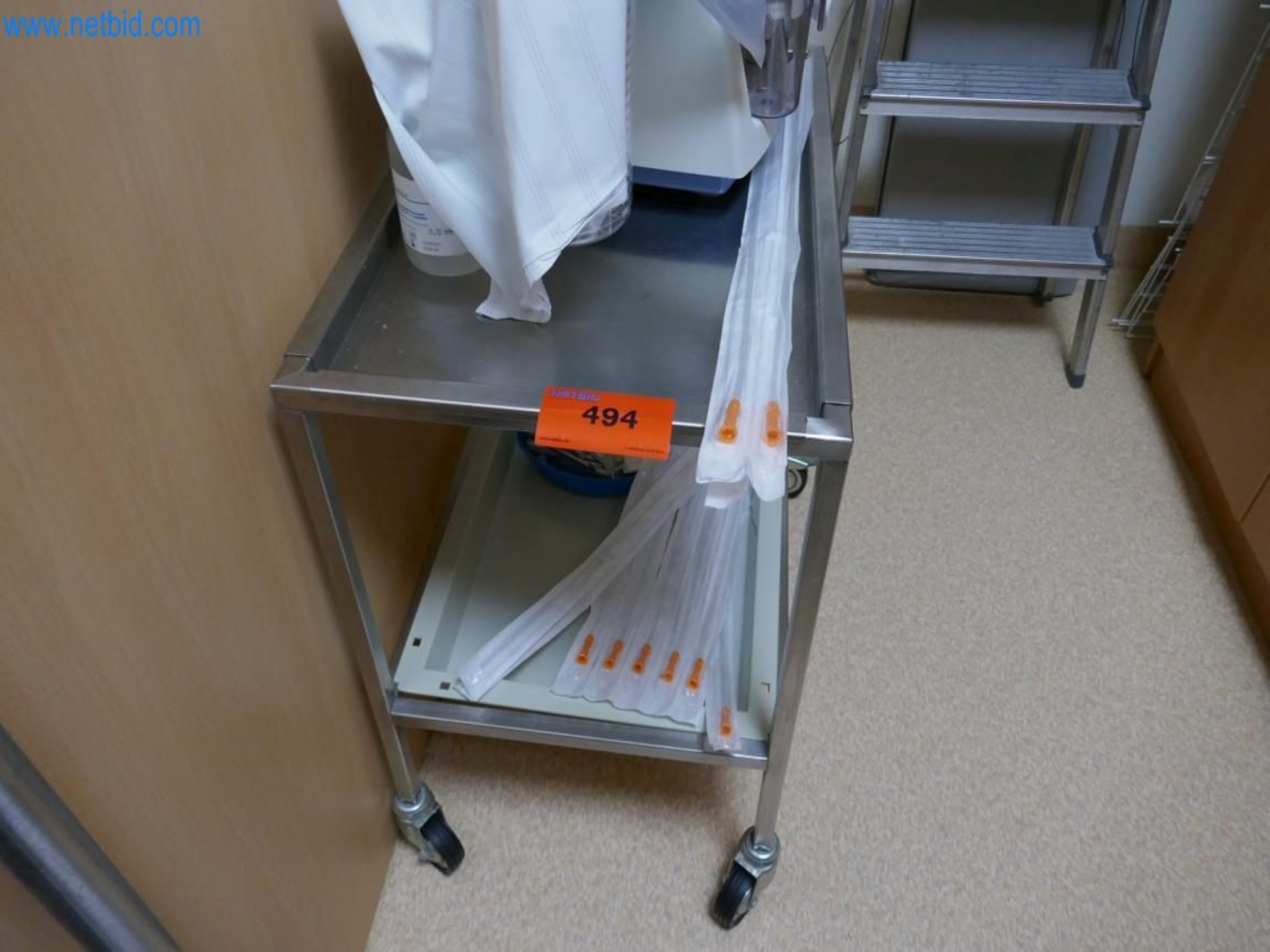 Medyczny sprzęt techniczny, wyposażenie sal operacyjnych, sterylne tace oraz sprzęt i meble szpitalne-1