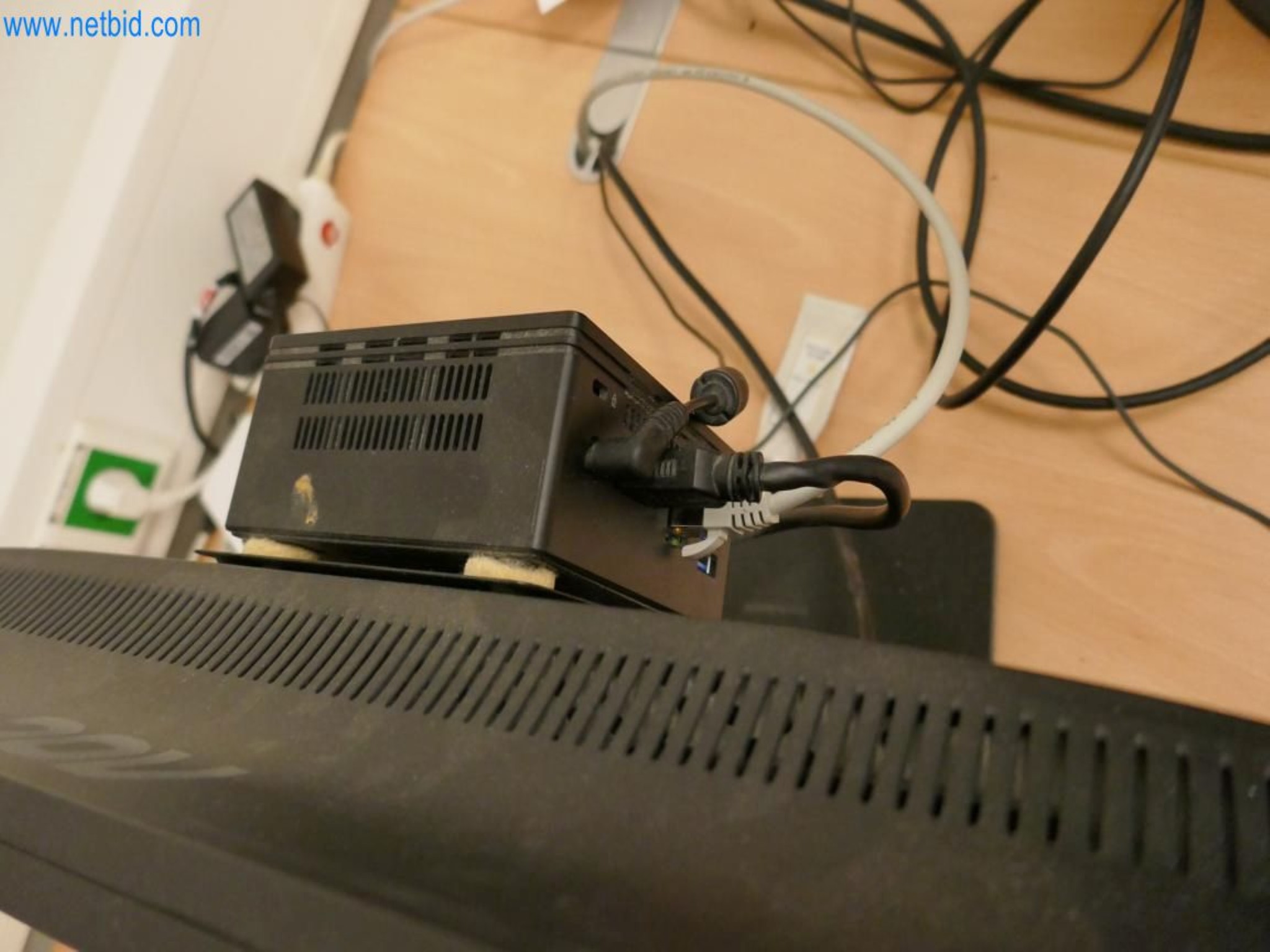 Medyczny sprzęt techniczny, wyposażenie sal operacyjnych, sterylne tace oraz sprzęt i meble szpitalne-3