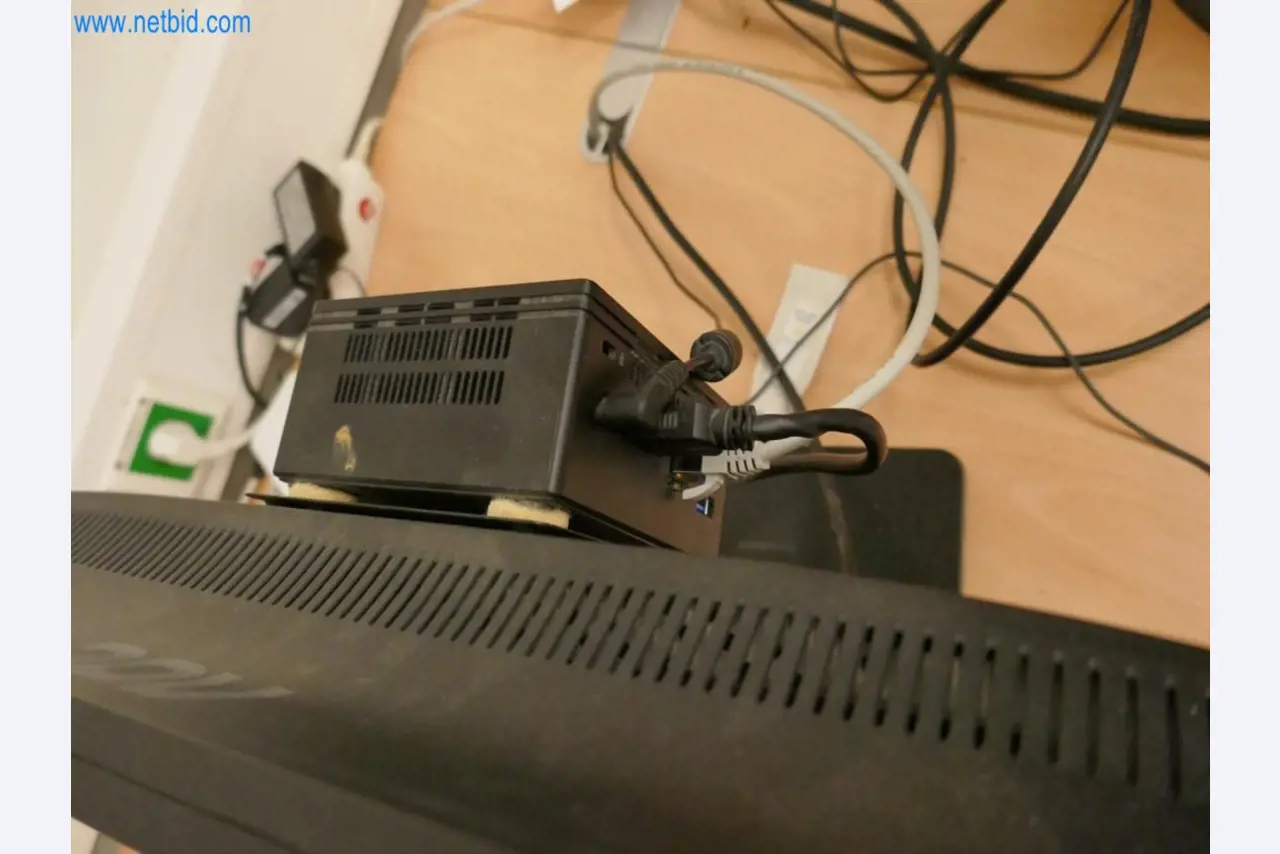 Medyczny sprzęt techniczny, wyposażenie sal operacyjnych, sterylne tace oraz sprzęt i meble szpitalne-3