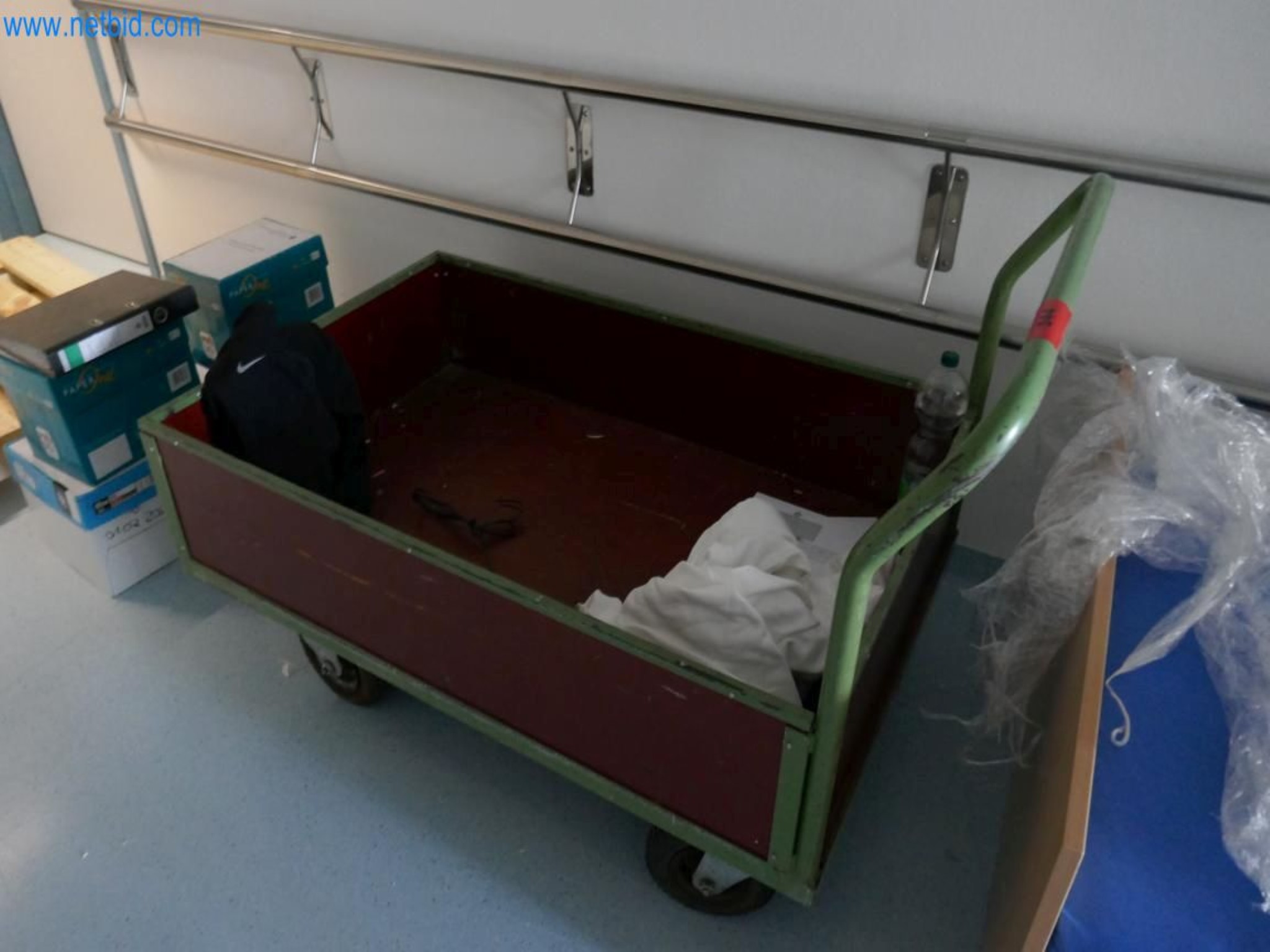 Medyczny sprzęt techniczny, wyposażenie sal operacyjnych, sterylne tace oraz sprzęt i meble szpitalne-1