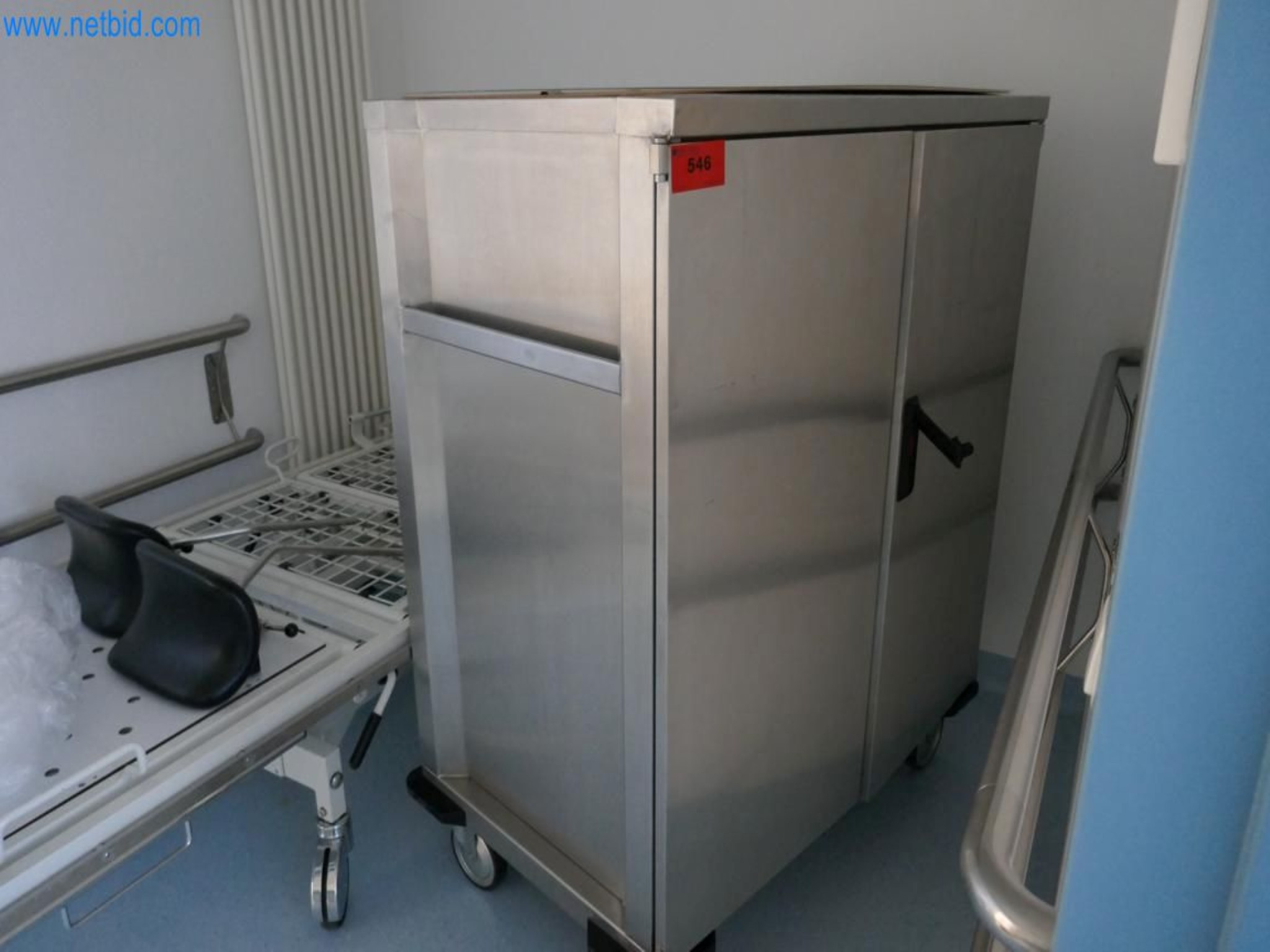 Medyczny sprzęt techniczny, wyposażenie sal operacyjnych, sterylne tace oraz sprzęt i meble szpitalne-1