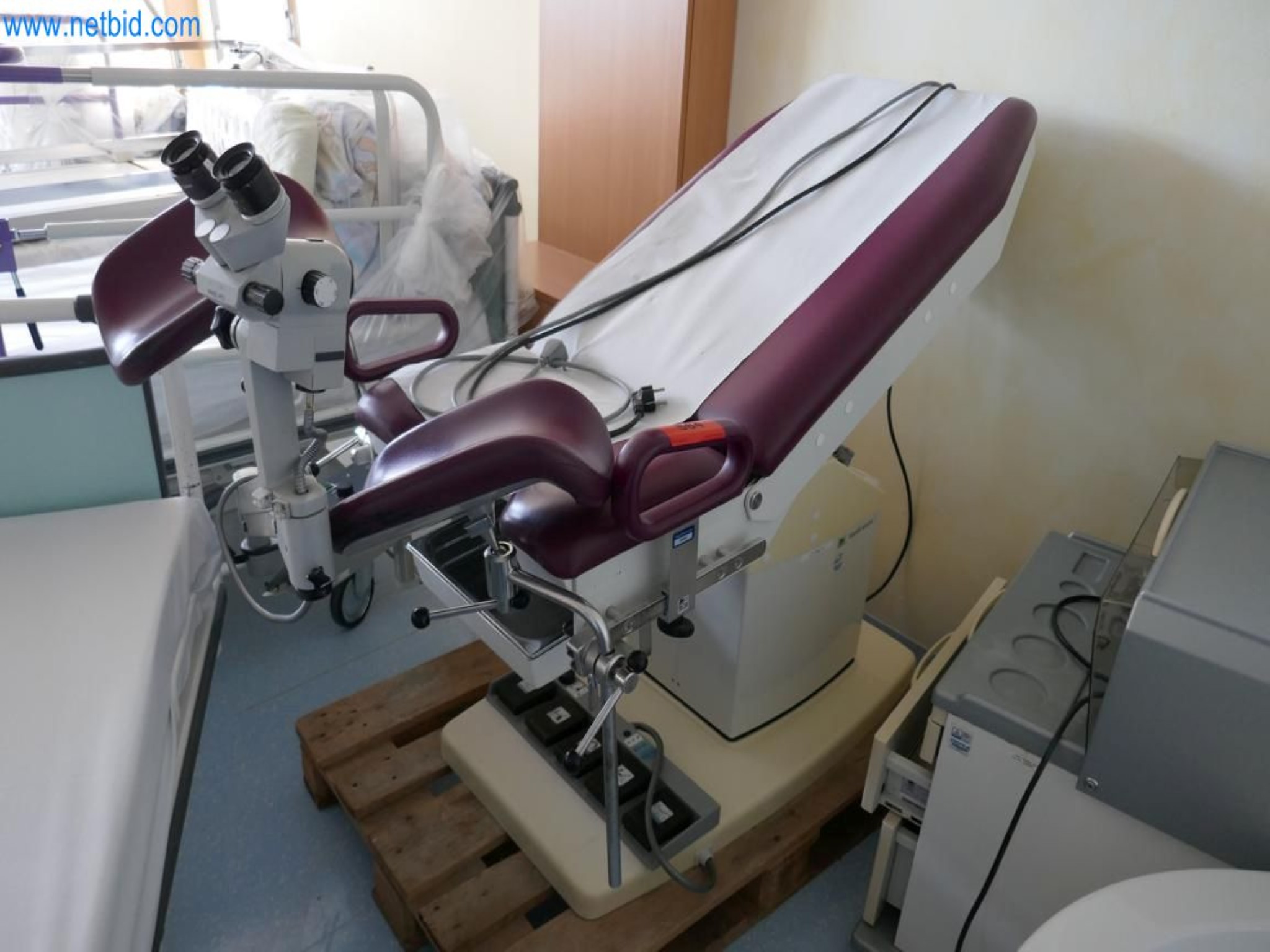 Medyczny sprzęt techniczny, wyposażenie sal operacyjnych, sterylne tace oraz sprzęt i meble szpitalne-1