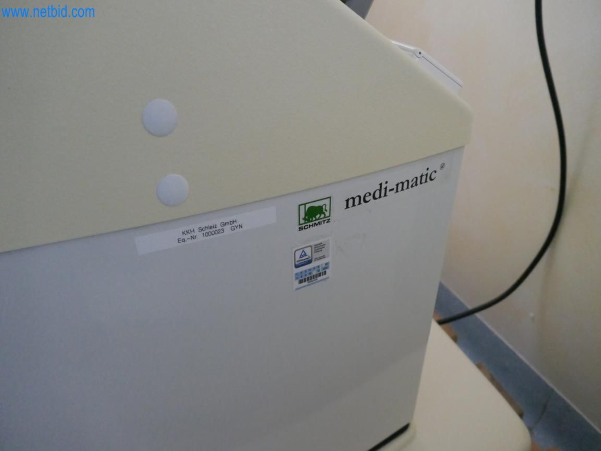 Medyczny sprzęt techniczny, wyposażenie sal operacyjnych, sterylne tace oraz sprzęt i meble szpitalne-3