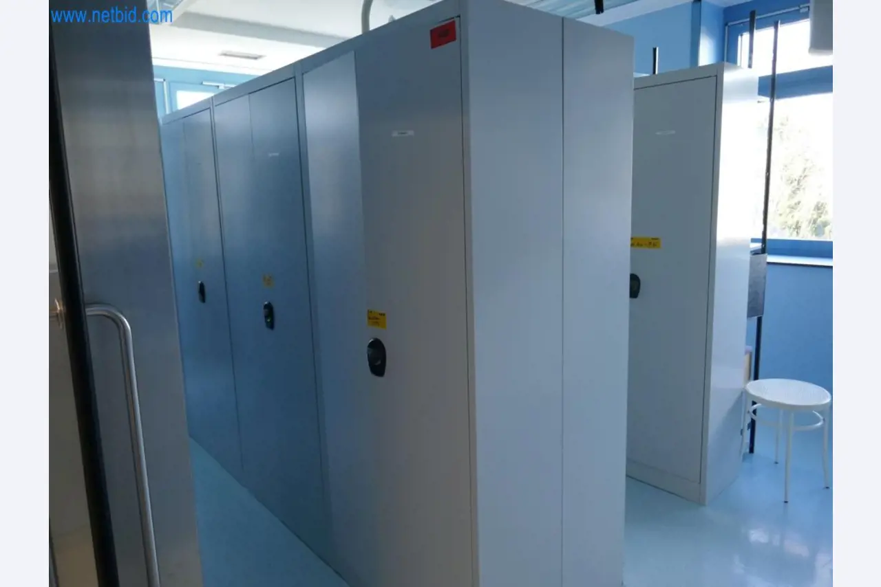 Medyczny sprzęt techniczny, wyposażenie sal operacyjnych, sterylne tace oraz sprzęt i meble szpitalne-1