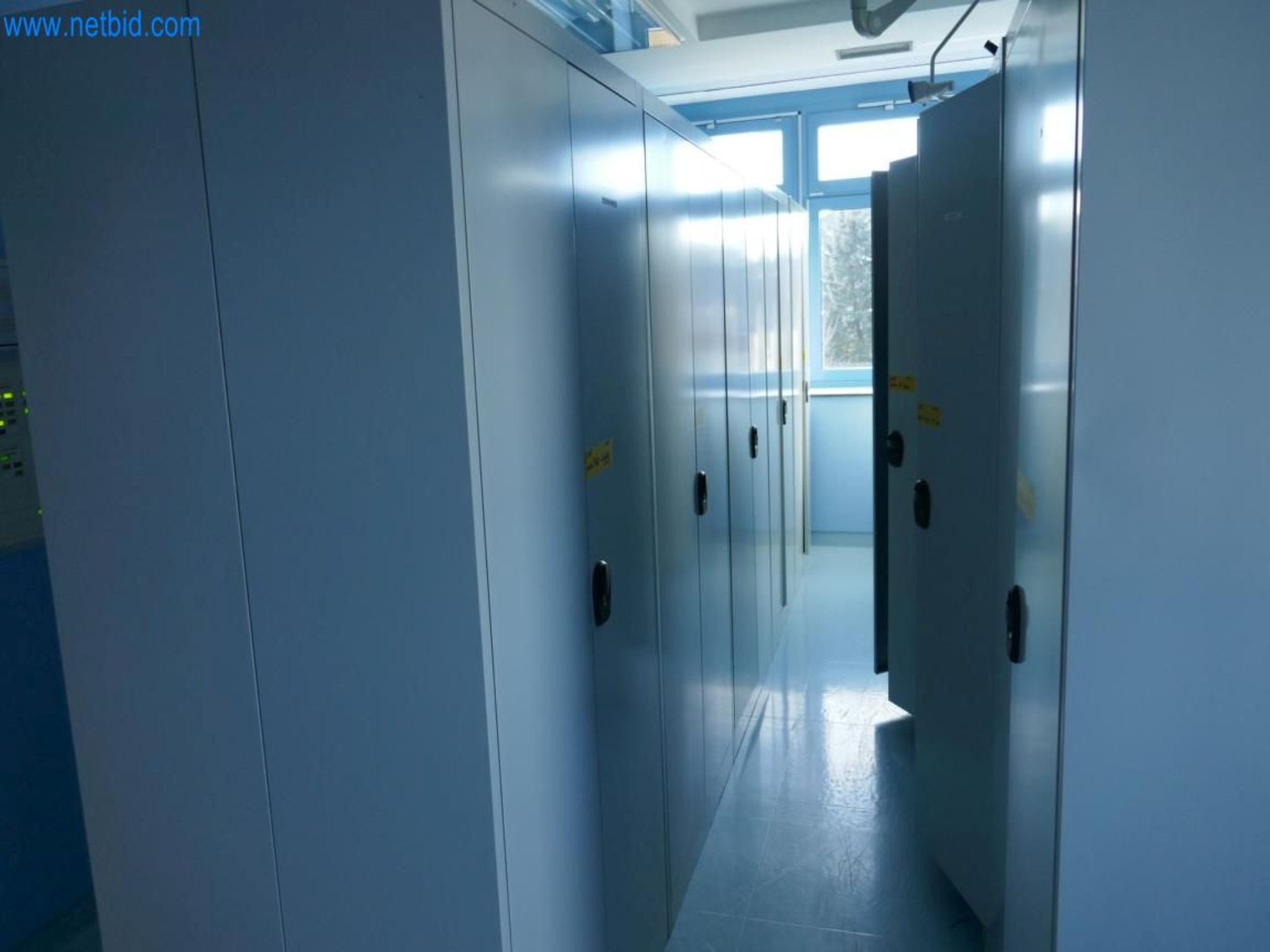 Medyczny sprzęt techniczny, wyposażenie sal operacyjnych, sterylne tace oraz sprzęt i meble szpitalne-2