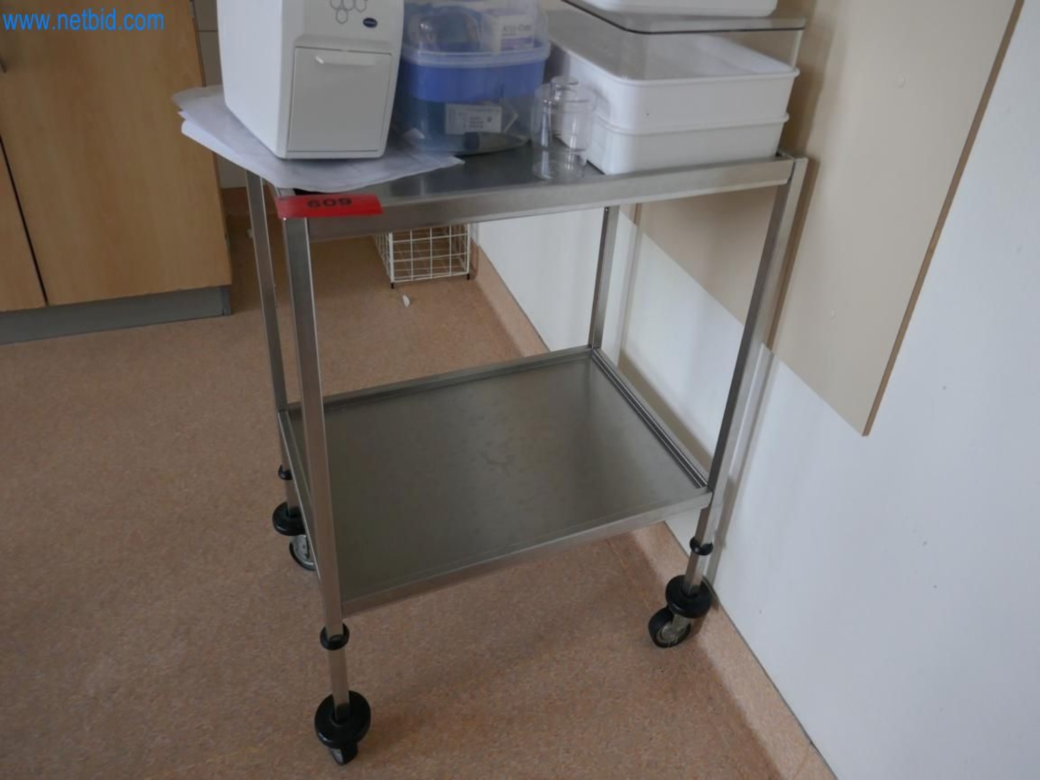 Medyczny sprzęt techniczny, wyposażenie sal operacyjnych, sterylne tace oraz sprzęt i meble szpitalne-1