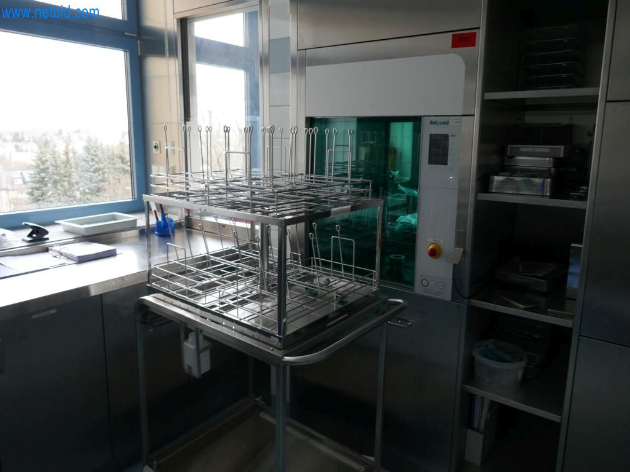 Medyczny sprzęt techniczny, wyposażenie sal operacyjnych, sterylne tace oraz sprzęt i meble szpitalne-1