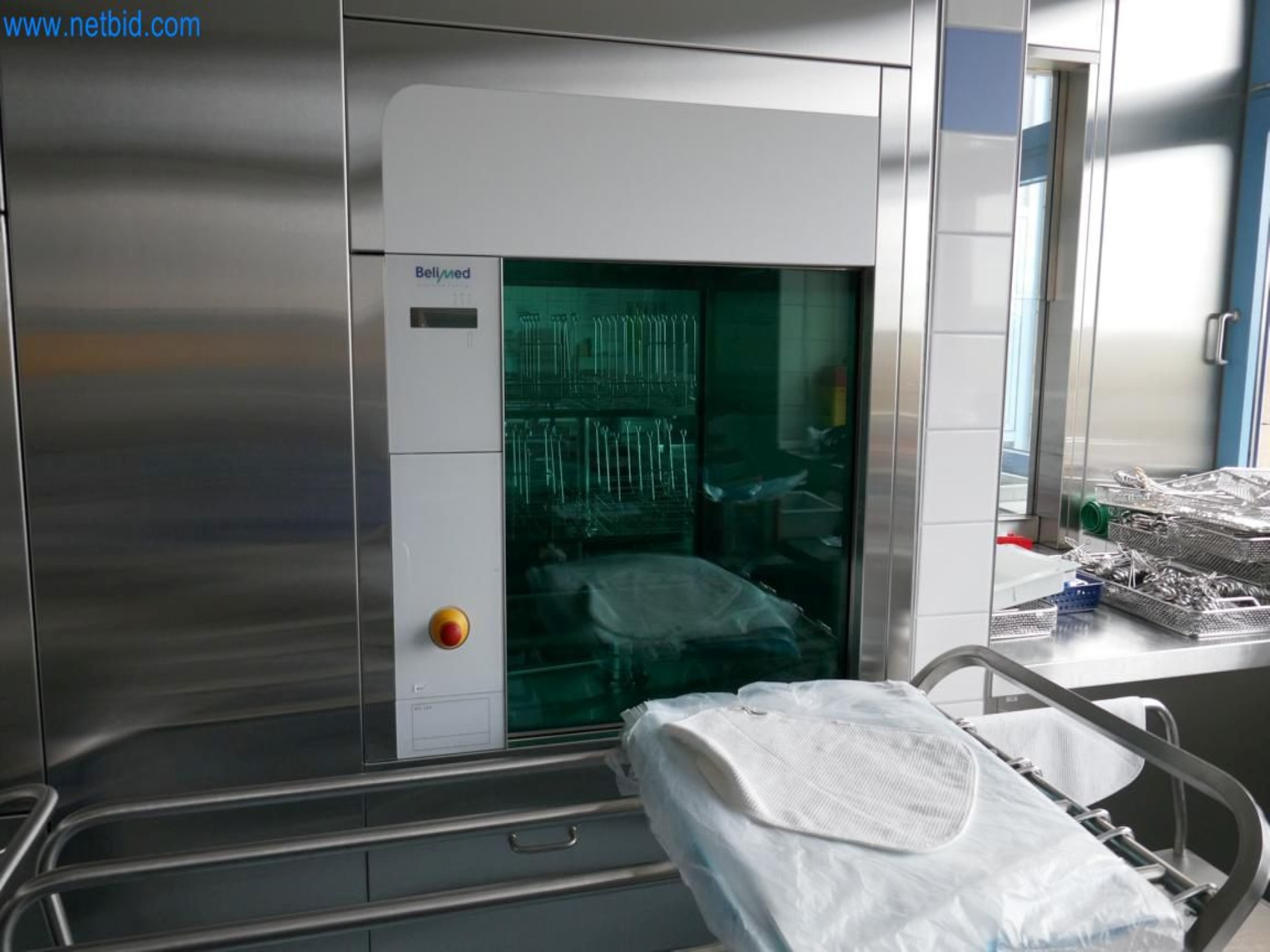 Medyczny sprzęt techniczny, wyposażenie sal operacyjnych, sterylne tace oraz sprzęt i meble szpitalne-2