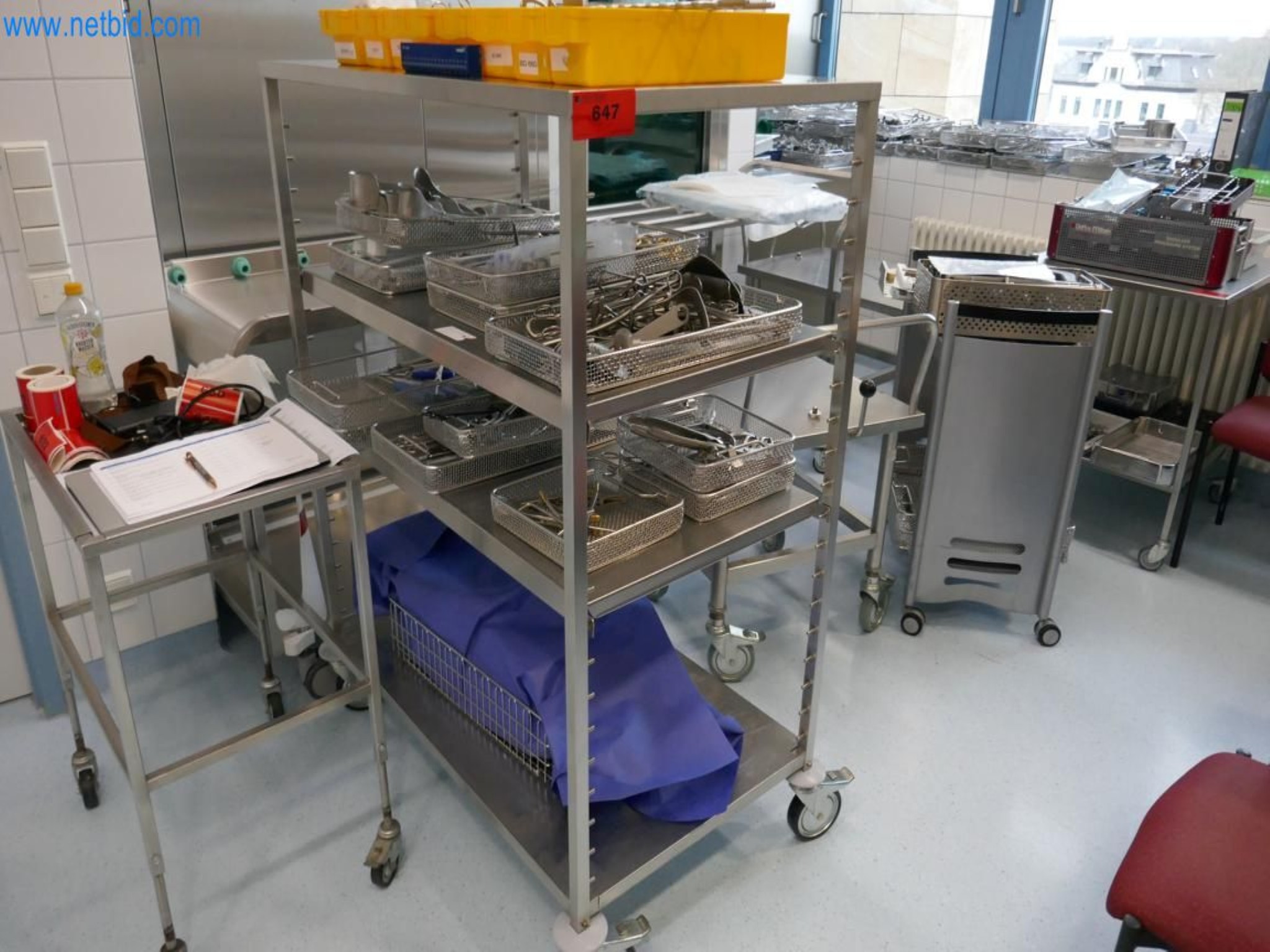 Medyczny sprzęt techniczny, wyposażenie sal operacyjnych, sterylne tace oraz sprzęt i meble szpitalne-1